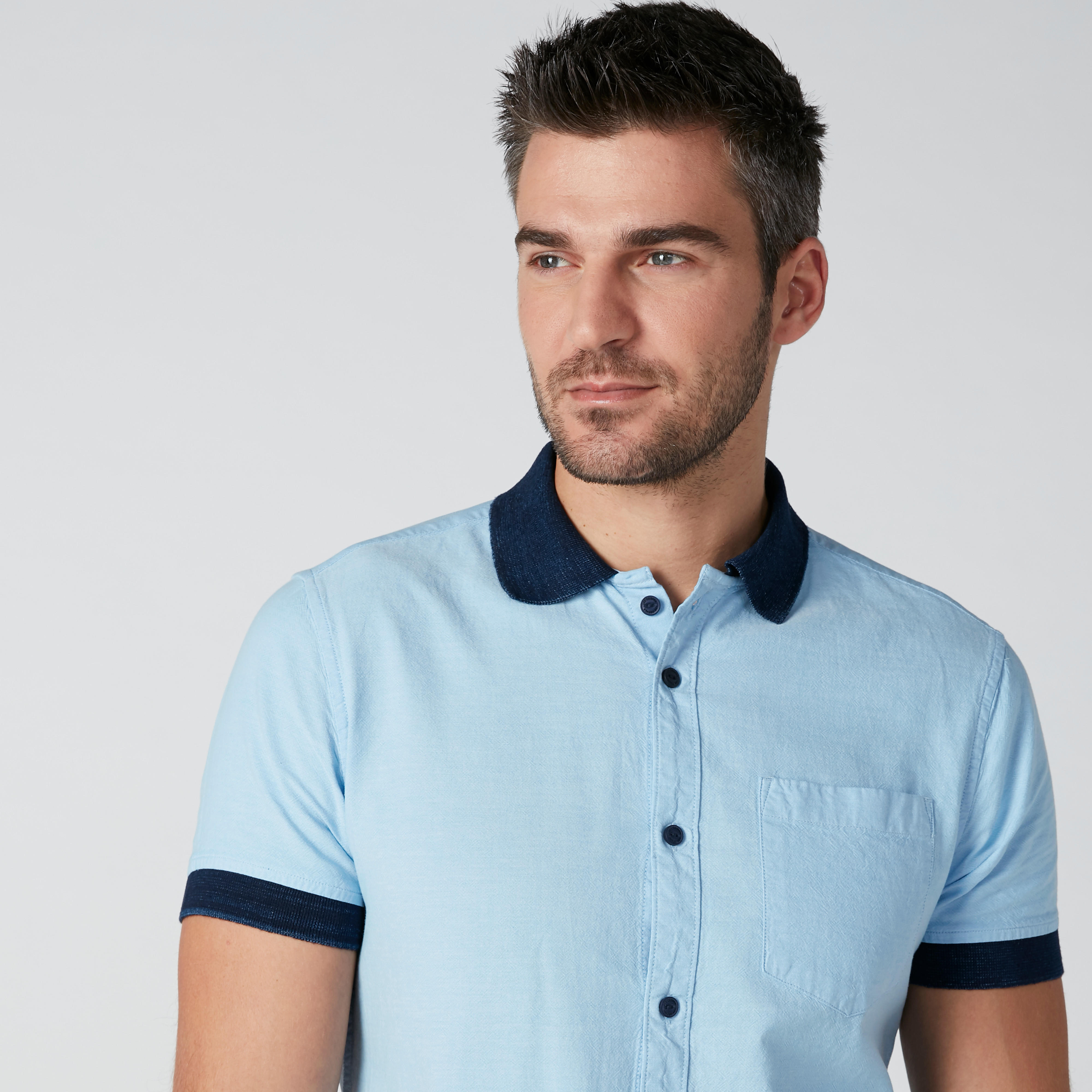قميص مستدام بأكمام قصيرة وجيب على الصدر -men-clothing-shirts-image-5