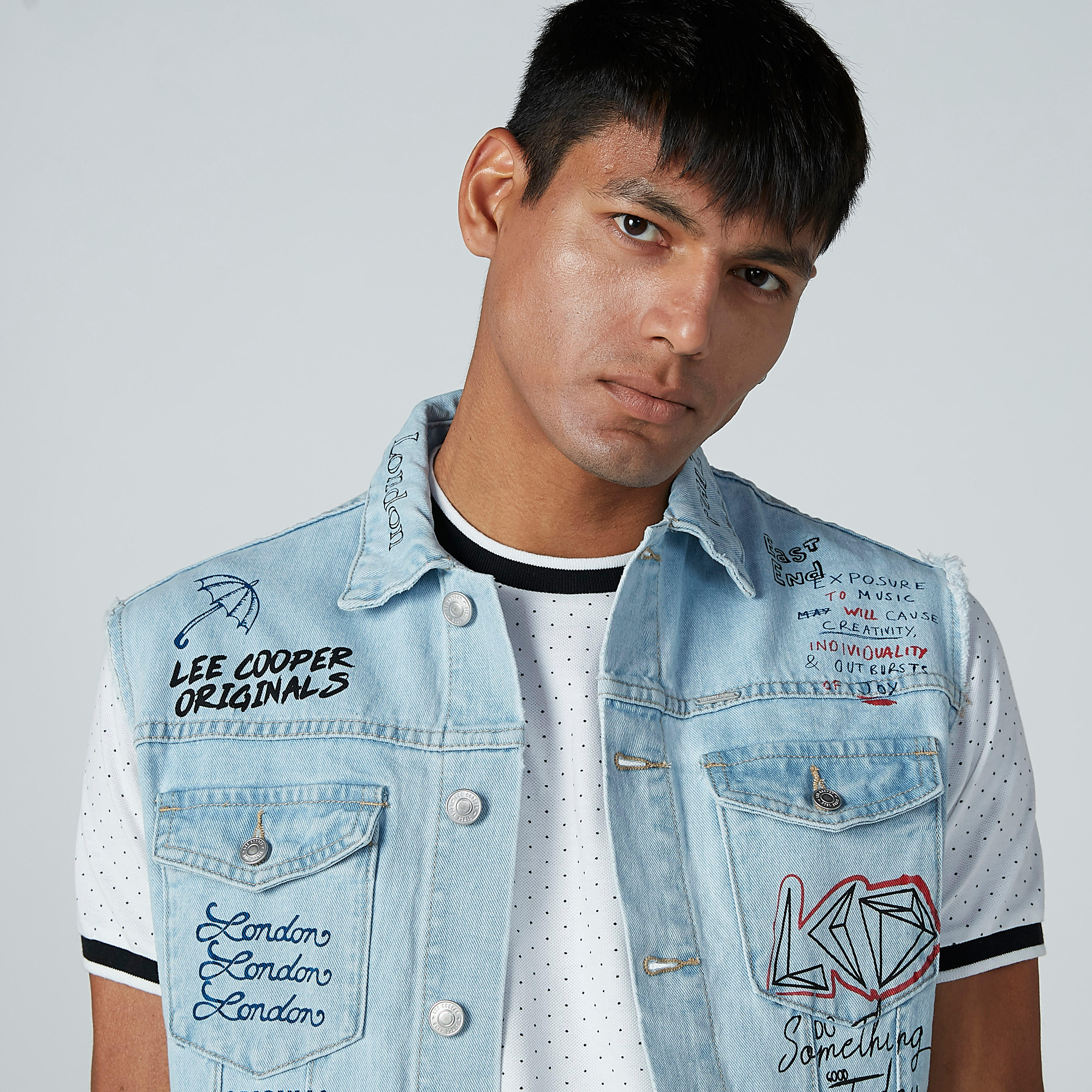جاكيت دينم دون أكمام بجيوب وطبعات من لي كوبر-men-clothing-jacketsandblazers-jackets-image-1