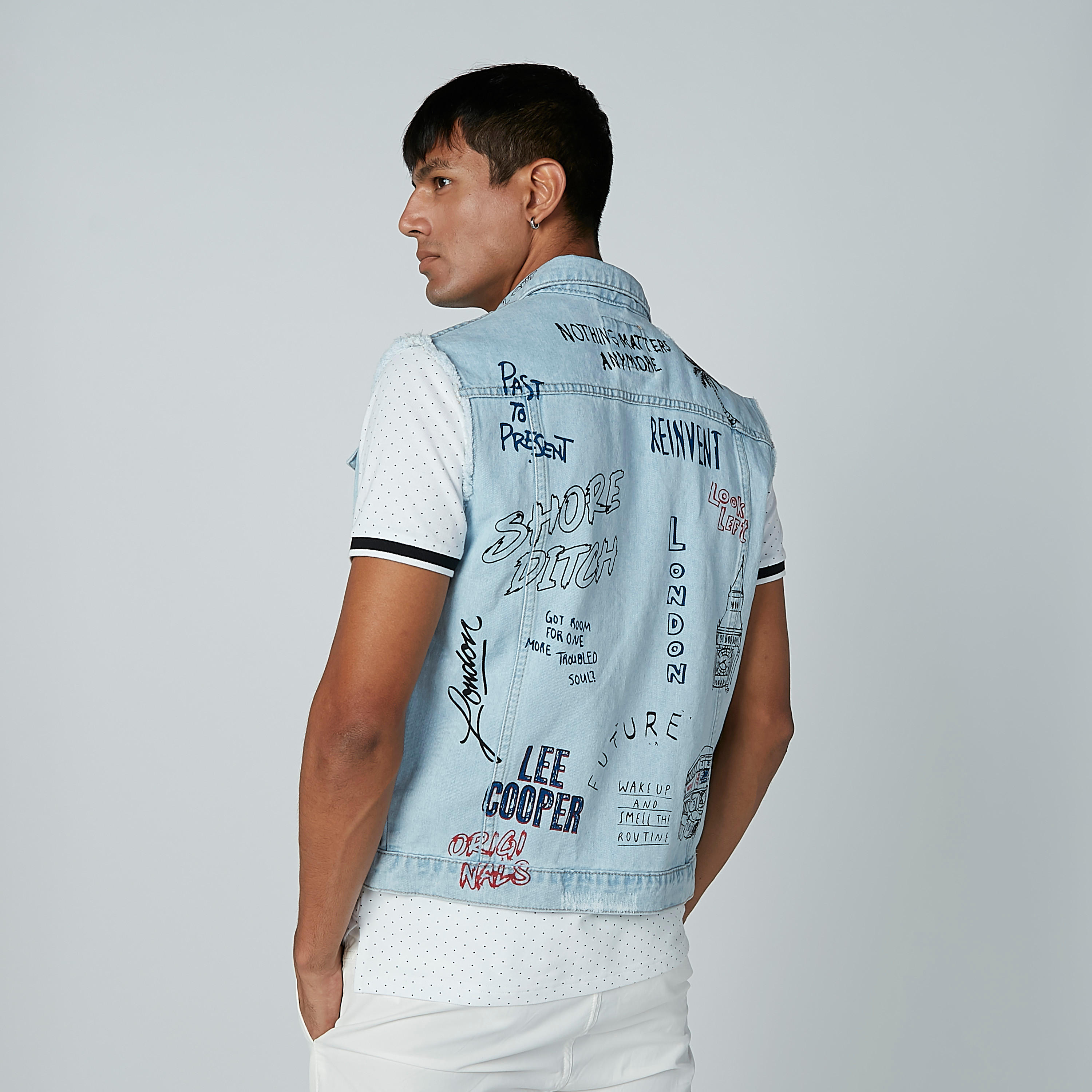 جاكيت دينم دون أكمام بجيوب وطبعات من لي كوبر-men-clothing-jacketsandblazers-jackets-image-4