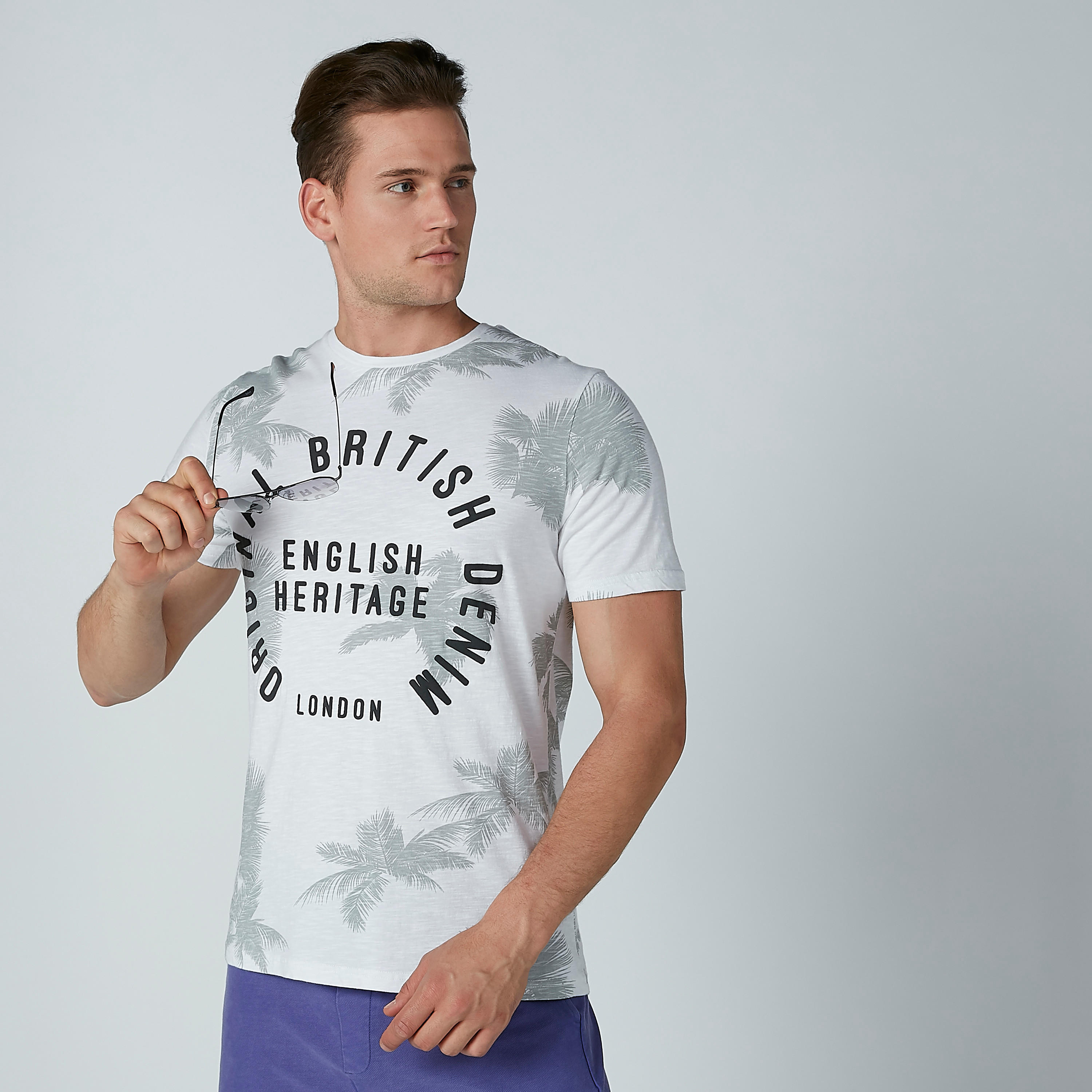 تيشيرت بياقة ضيّقة وأكمام قصيرة وطبعات من لي كوبر-men-clothing-tshirtsandpolos-tshirts-image-5