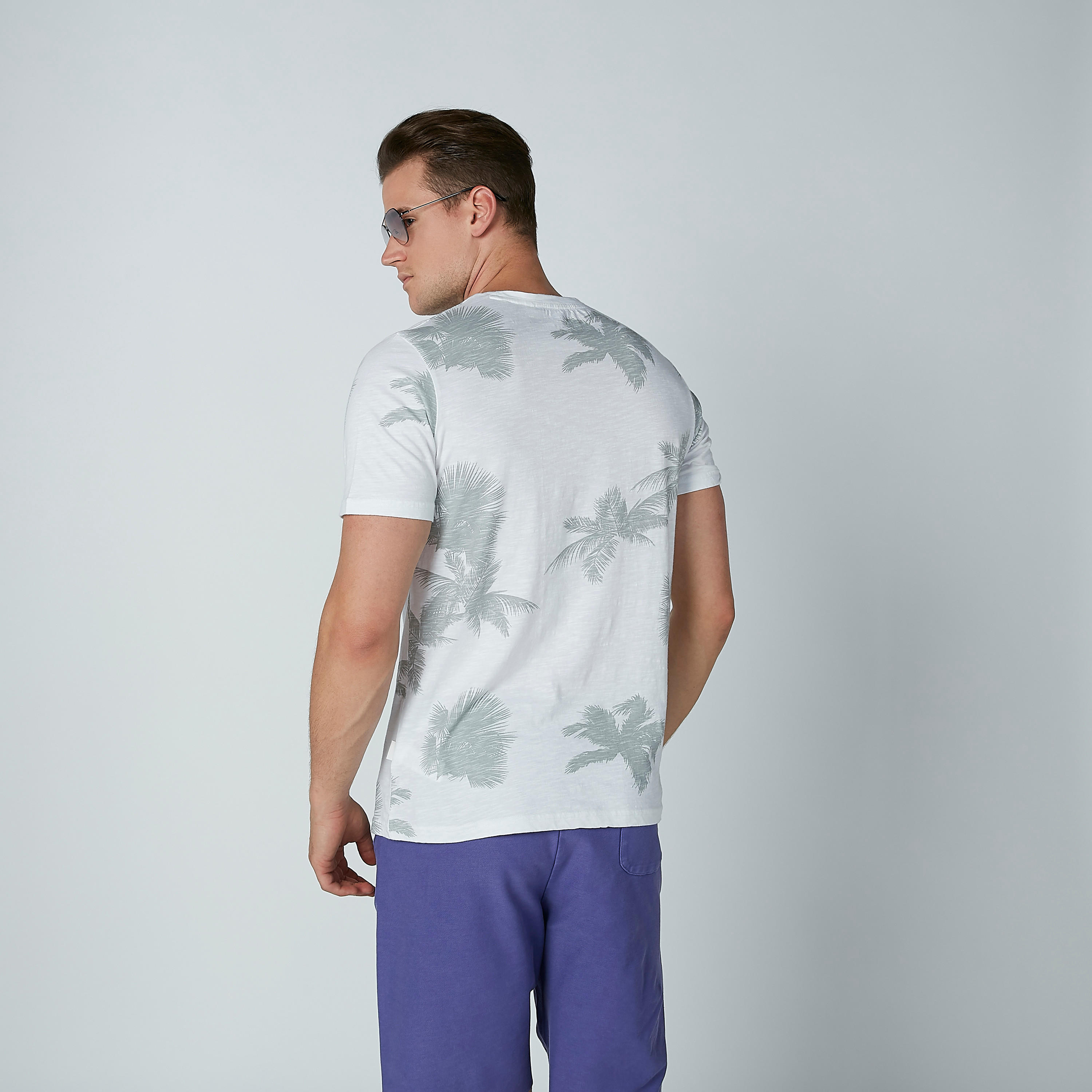 تيشيرت بياقة ضيّقة وأكمام قصيرة وطبعات من لي كوبر-men-clothing-tshirtsandpolos-tshirts-image-3