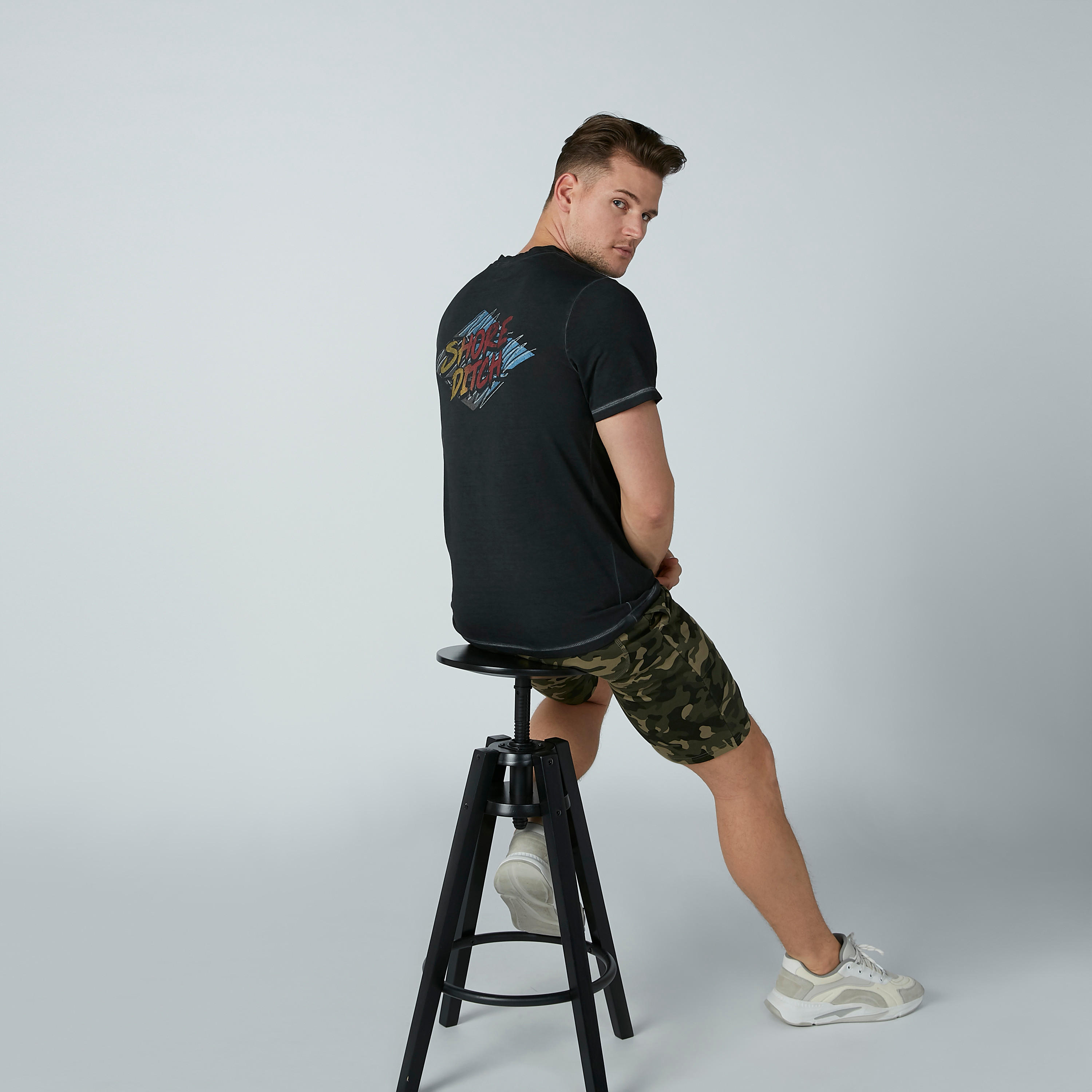 تيشيرت بياقة مستديرة وطبعات من لي كوبر-men-clothing-tshirtsandpolos-tshirts-image-4