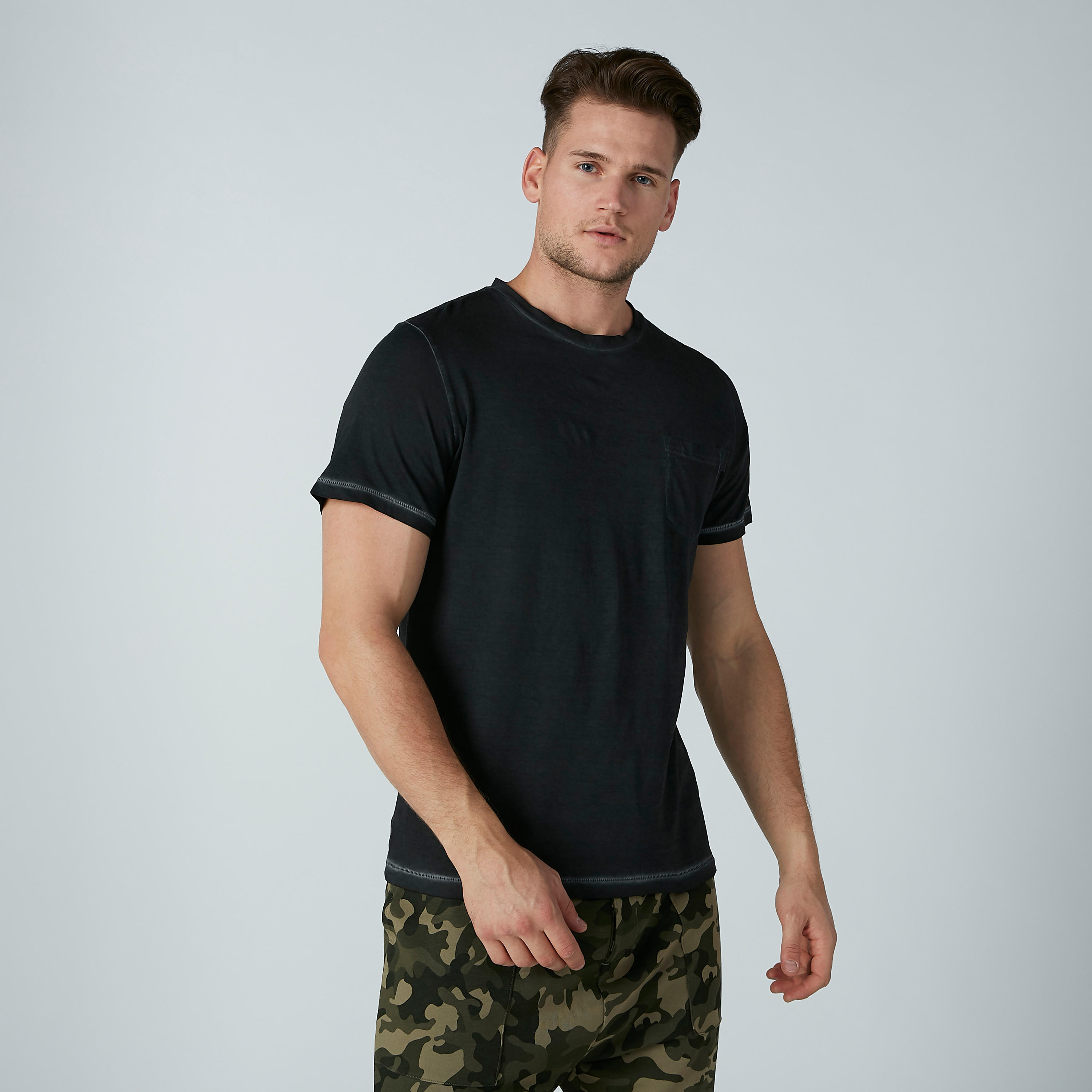 تيشيرت بياقة مستديرة وطبعات من لي كوبر-men-clothing-tshirtsandpolos-tshirts-image-3
