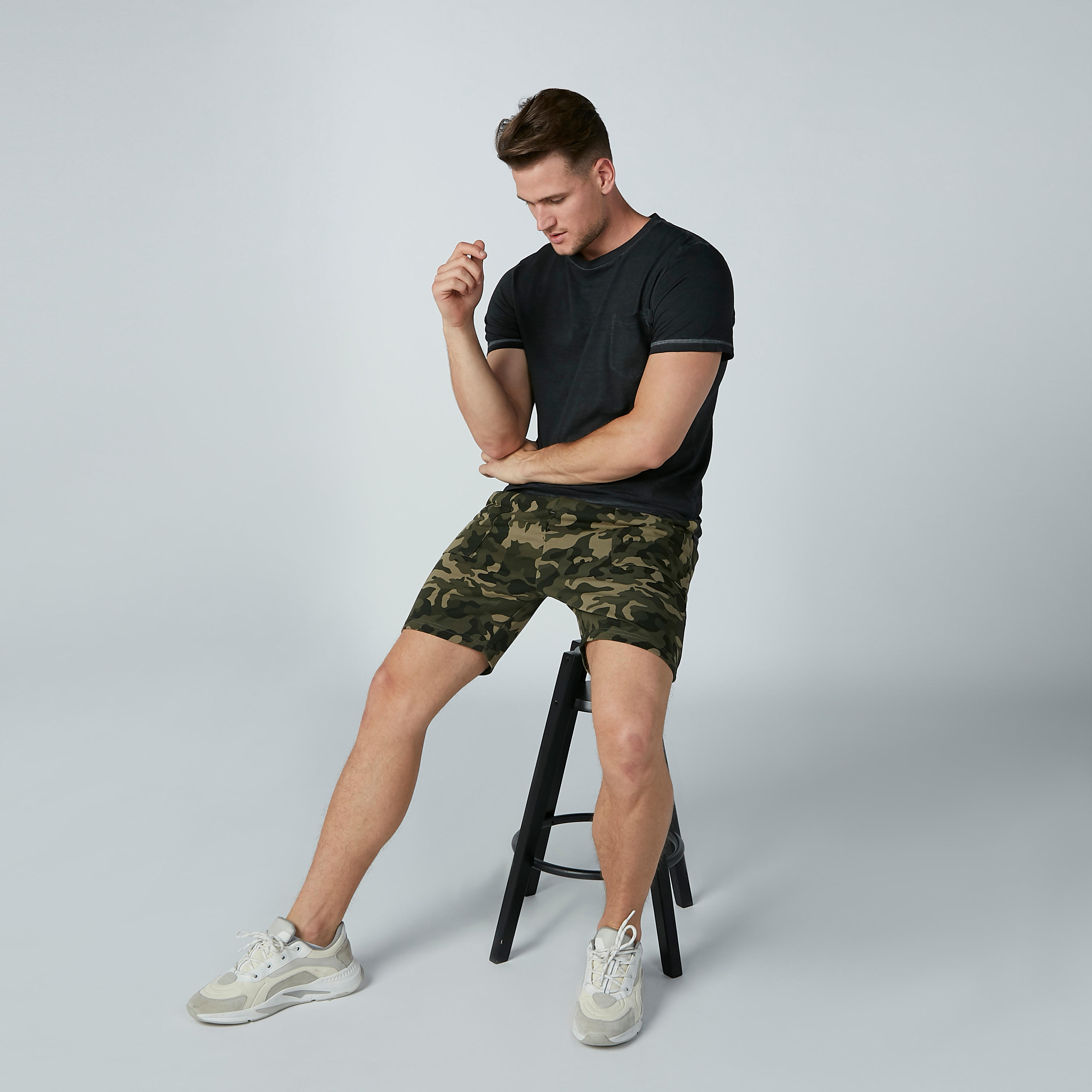 تيشيرت بياقة مستديرة وطبعات من لي كوبر-men-clothing-tshirtsandpolos-tshirts-image-2