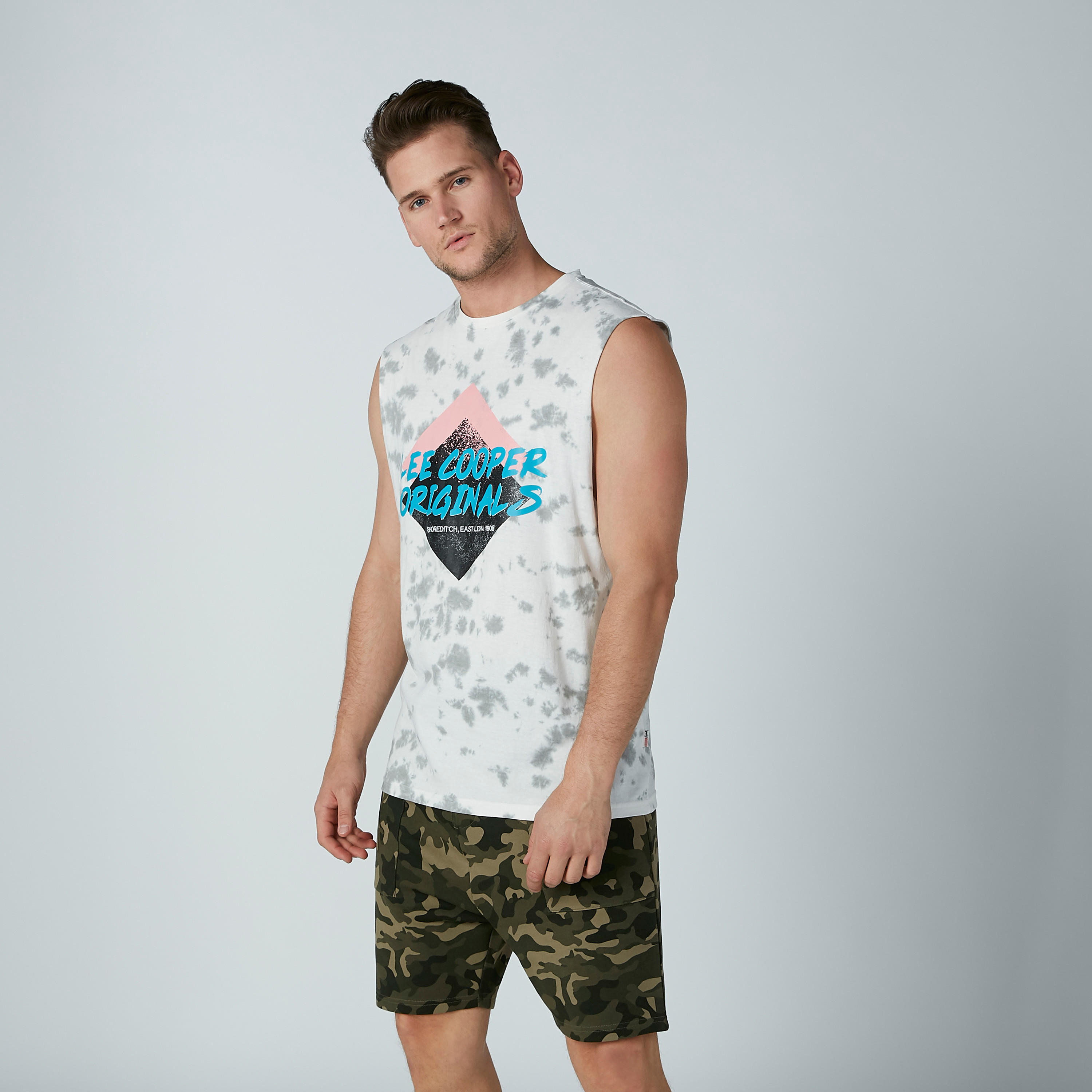 تيشيرت دون أكمام بياقة مستديرة وطبعات من لي كوبر-men-clothing-tshirtsandpolos-tshirts-image-1