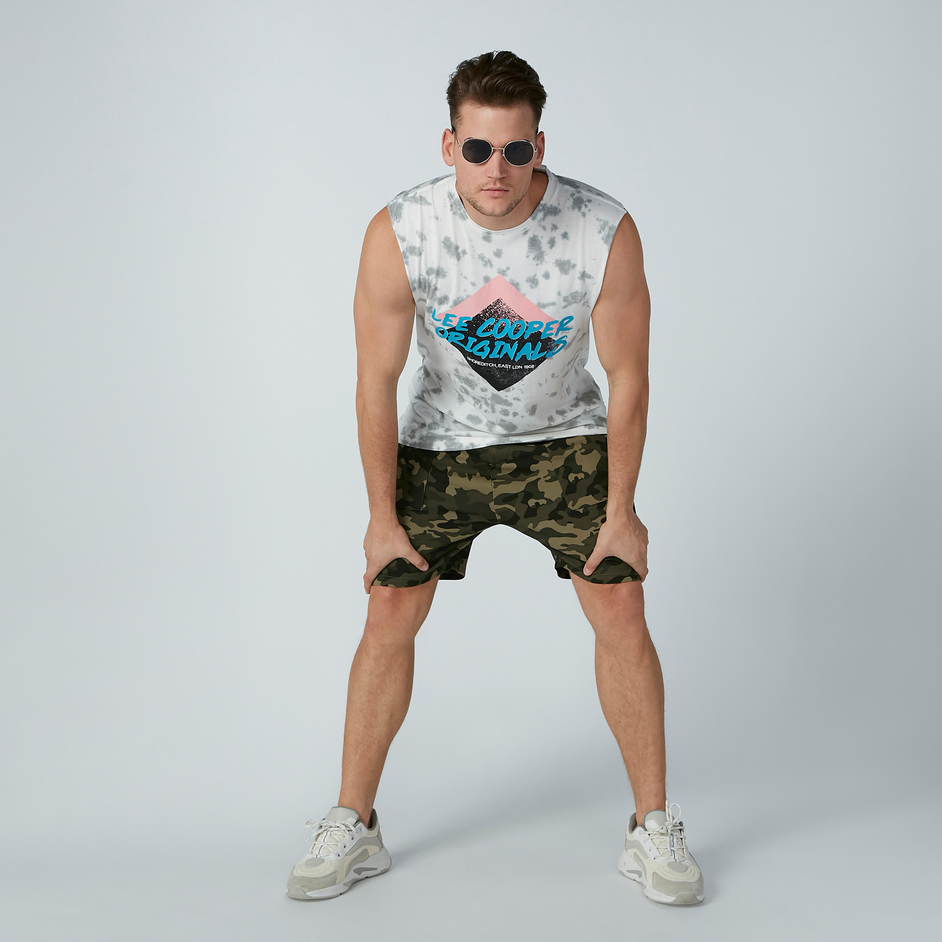 تيشيرت دون أكمام بياقة مستديرة وطبعات من لي كوبر-men-clothing-tshirtsandpolos-tshirts-image-2