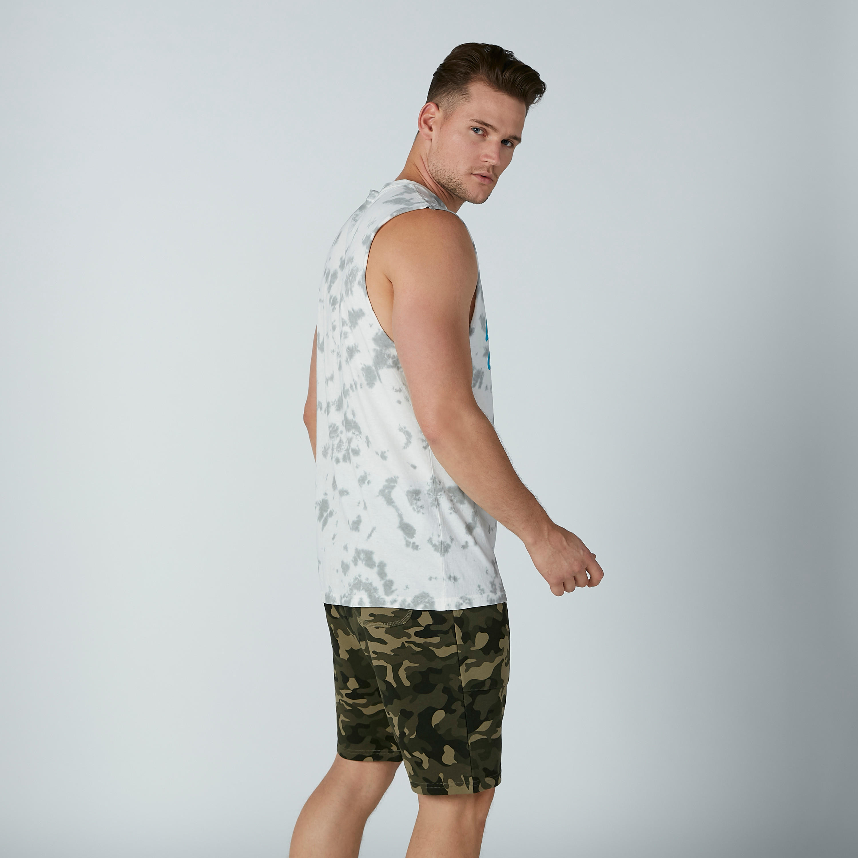 تيشيرت دون أكمام بياقة مستديرة وطبعات من لي كوبر-men-clothing-tshirtsandpolos-tshirts-image-4