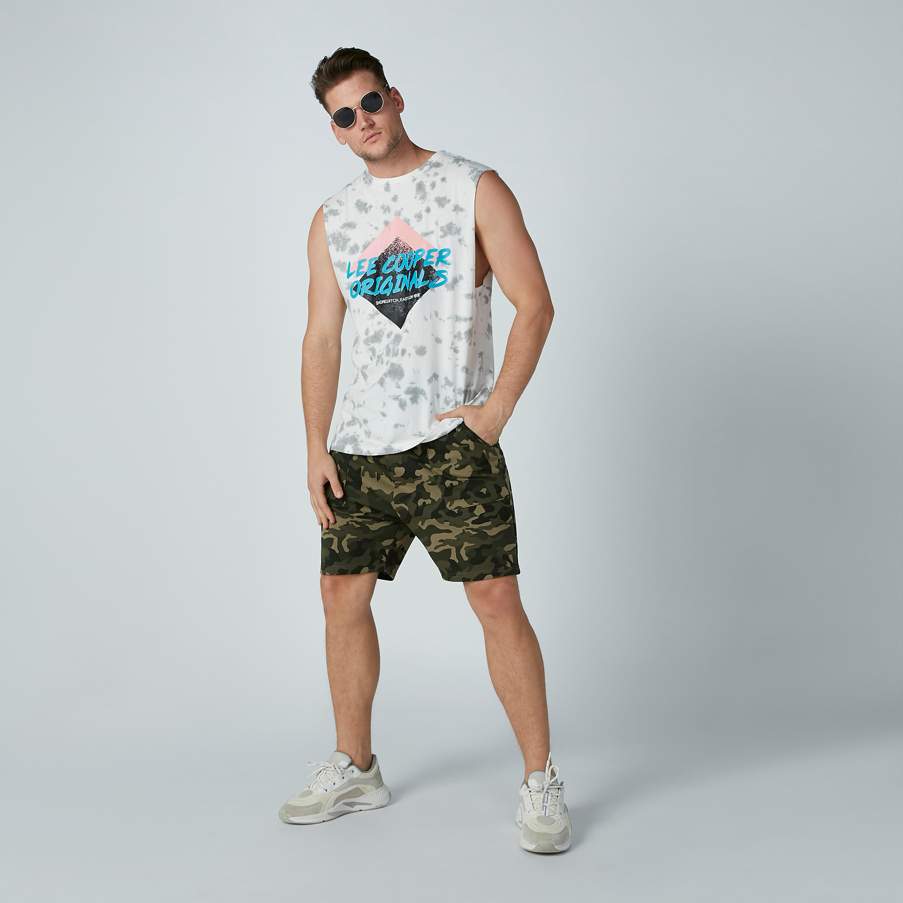 تيشيرت دون أكمام بياقة مستديرة وطبعات من لي كوبر-men-clothing-tshirtsandpolos-tshirts-image-5