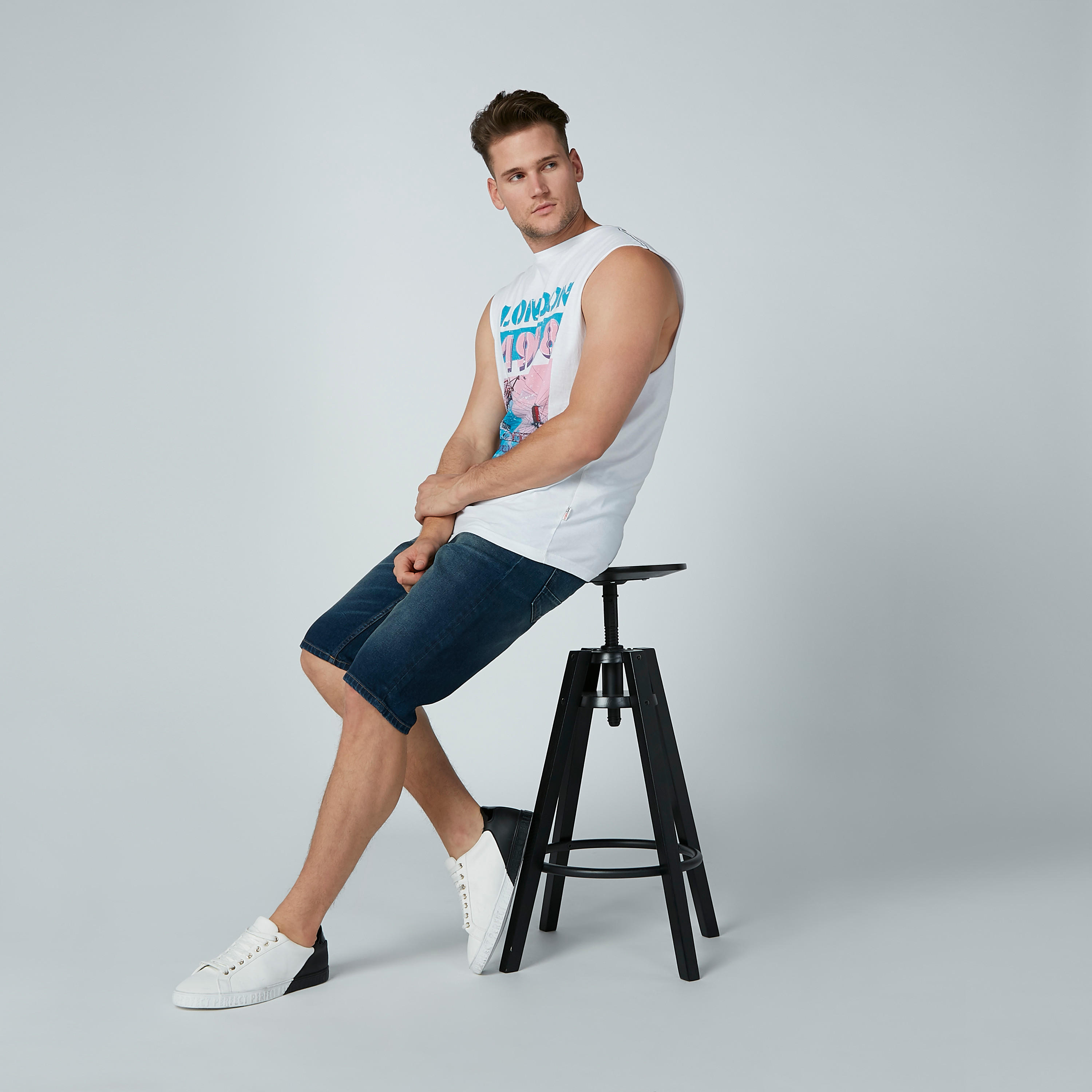 تيشيرت دون أكمام بياقة مستديرة وطبعات من لي كوبر-men-clothing-tshirtsandpolos-tshirts-image-2