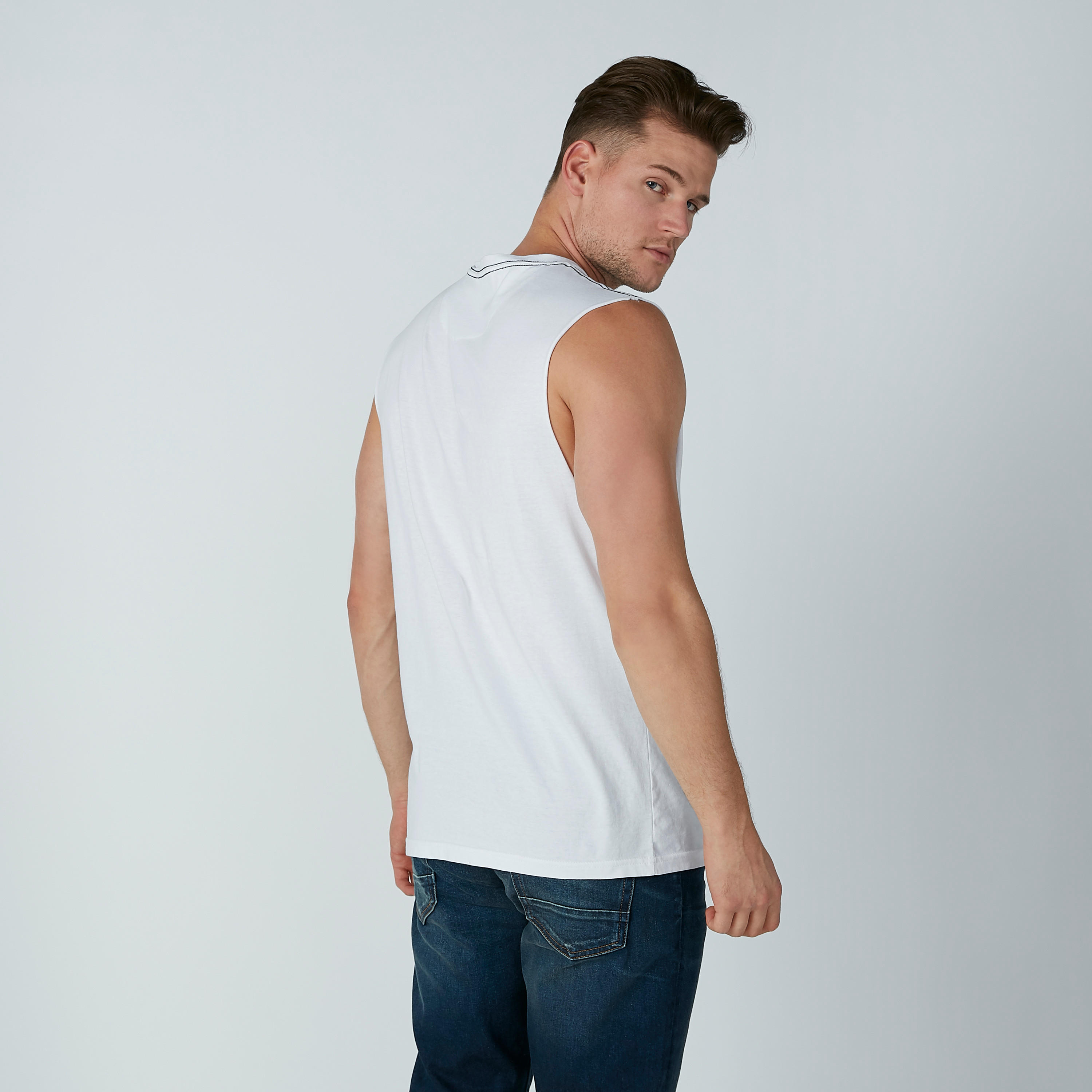 تيشيرت دون أكمام بياقة مستديرة وطبعات من لي كوبر-men-clothing-tshirtsandpolos-tshirts-image-4