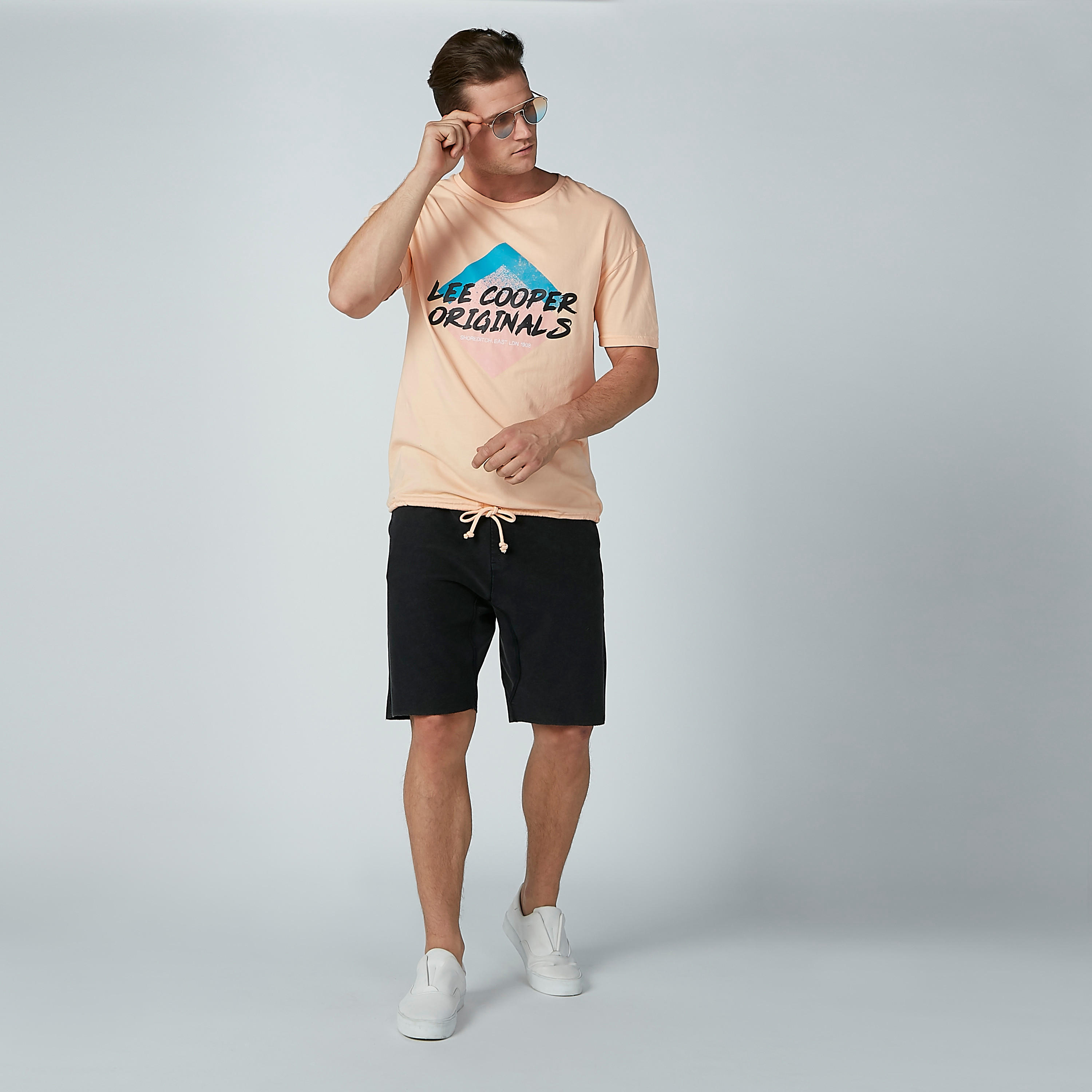 تيشيرت بياقة مستديرة وطبعات من لي كوبر-men-clothing-tshirtsandpolos-tshirts-image-1