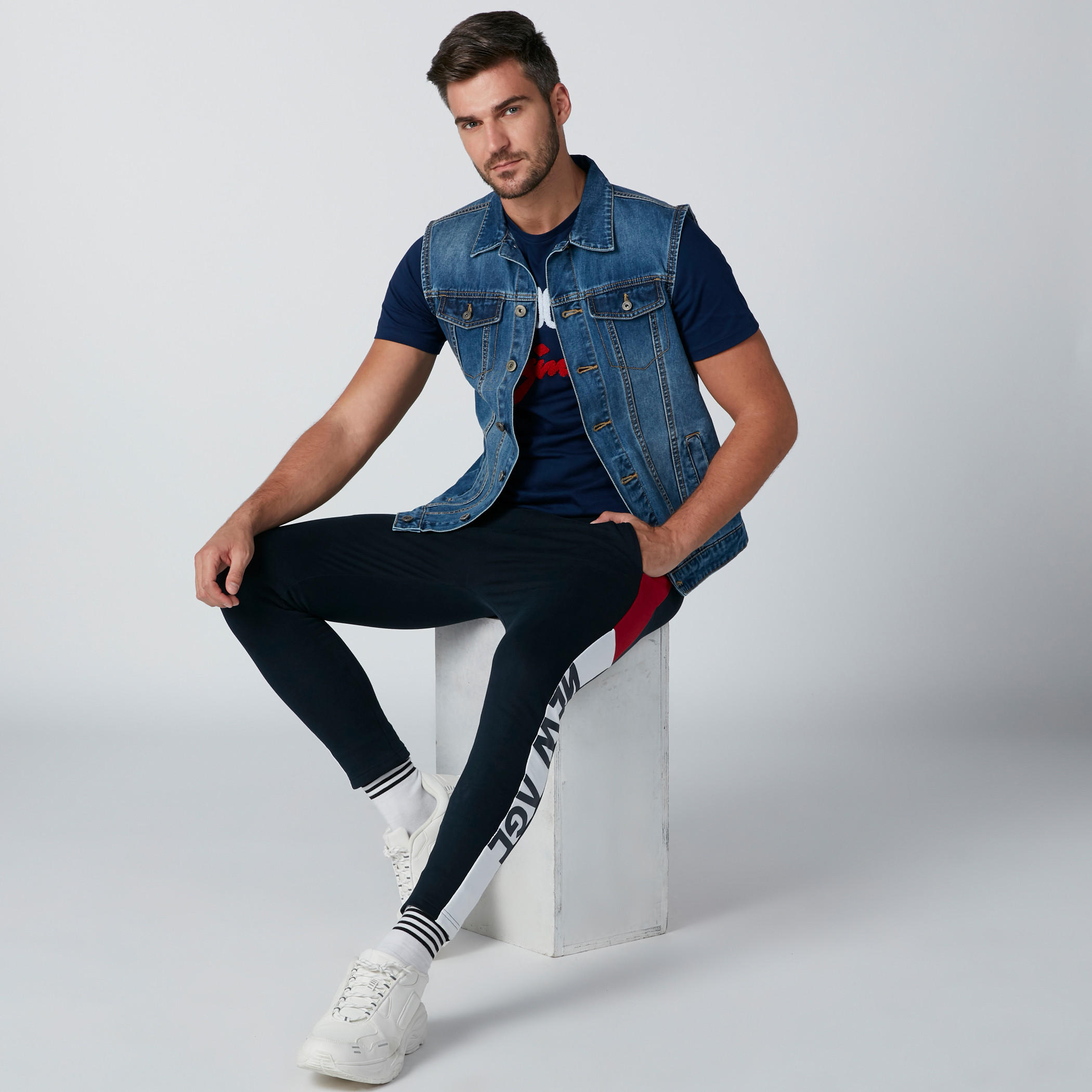 تيشيرت بياقة مستديرة وأكمام قصيرة من لي كوبر-men-clothing-tshirtsandpolos-tshirts-image-3