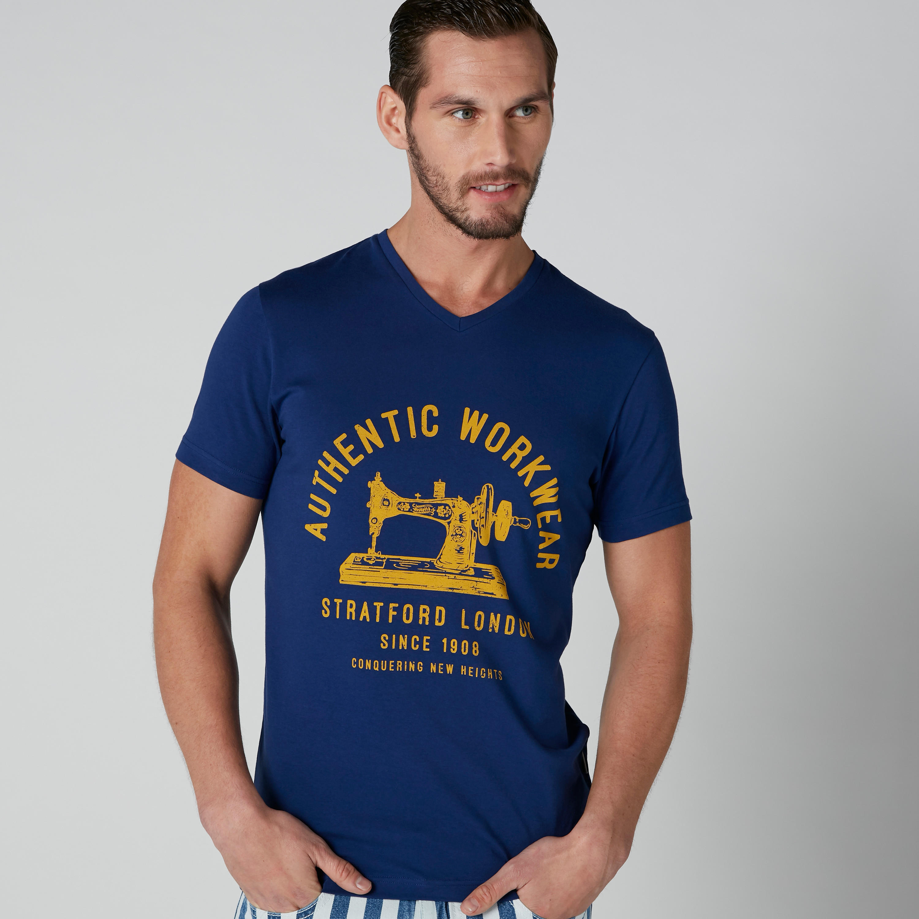 تيشيرت بطبعات وأكمام قصيرة بياقة V من لي كوبر-men-clothing-tshirtsandpolos-tshirts-image-1