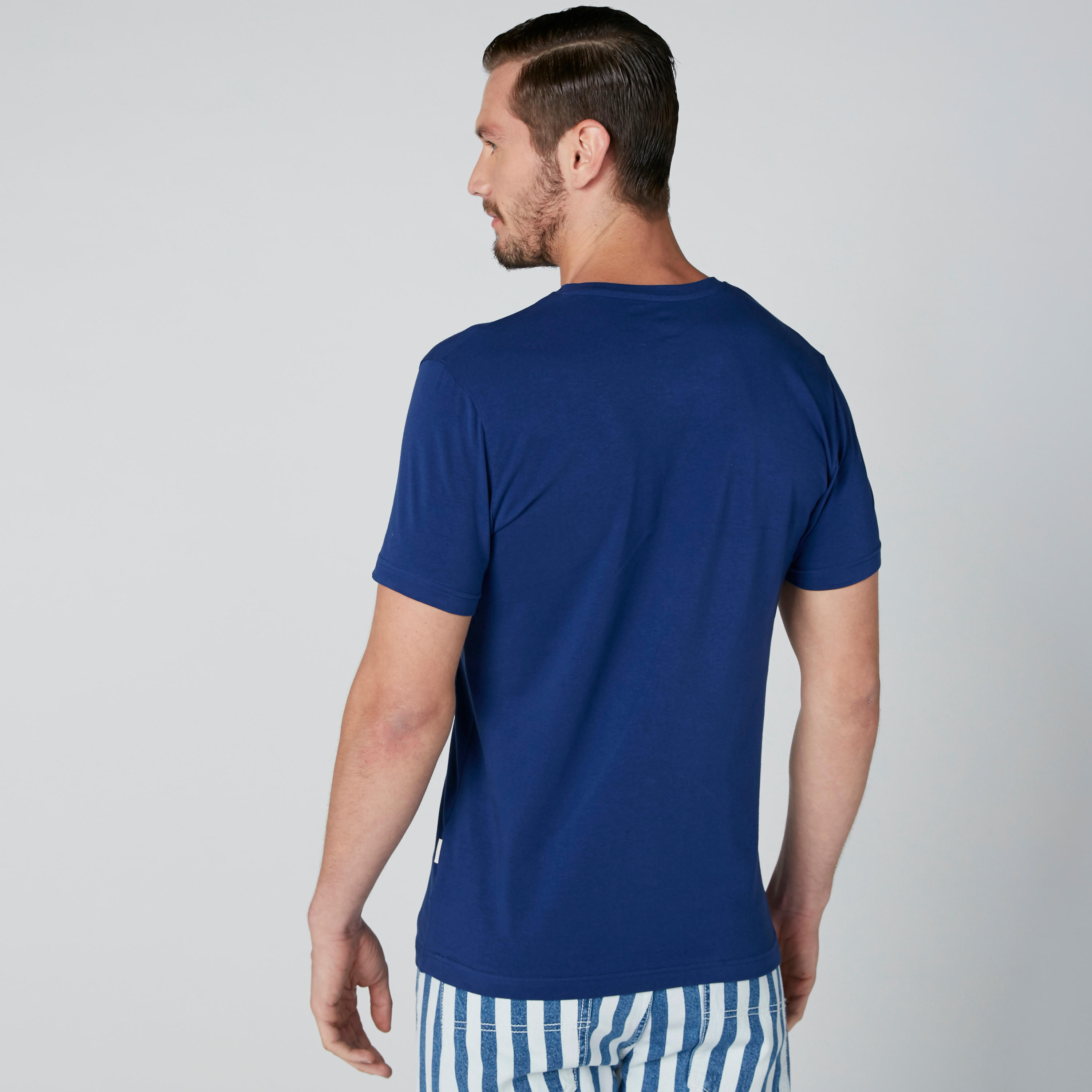 تيشيرت بطبعات وأكمام قصيرة بياقة V من لي كوبر-men-clothing-tshirtsandpolos-tshirts-image-2