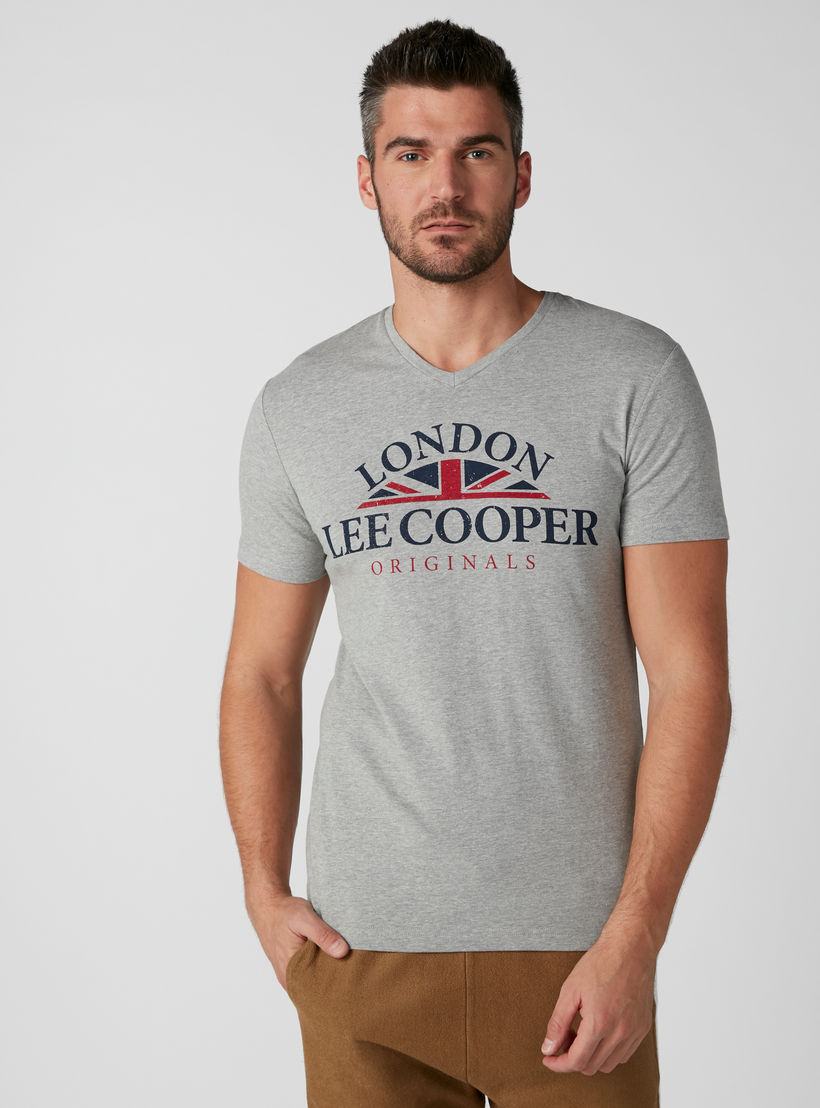 تيشيرت بياقة V وأكمام قصيرة وطبعات من لي كوبر-men-clothing-tshirtsandpolos-tshirts-image-5