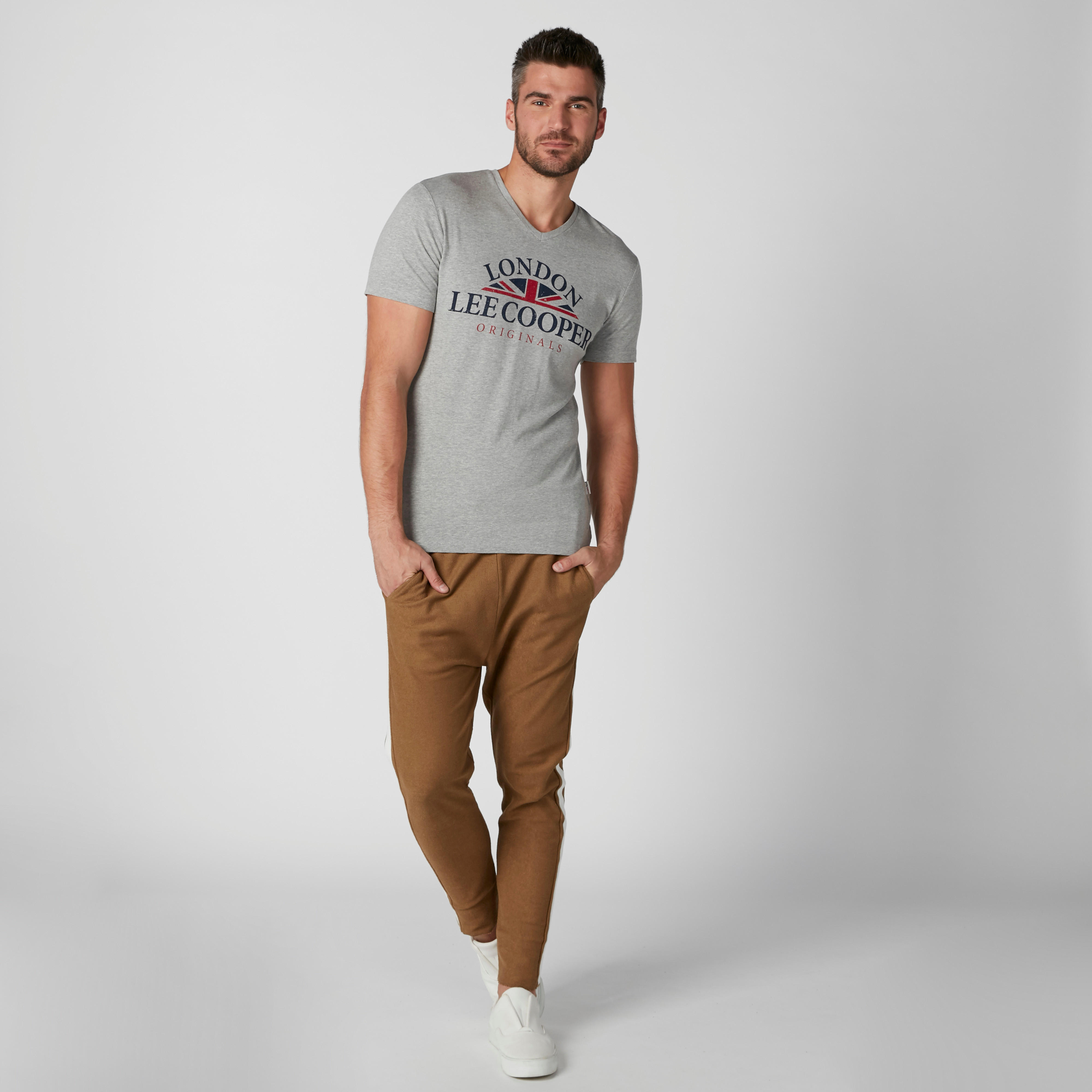 تيشيرت بياقة V وأكمام قصيرة وطبعات من لي كوبر-men-clothing-tshirtsandpolos-tshirts-image-3