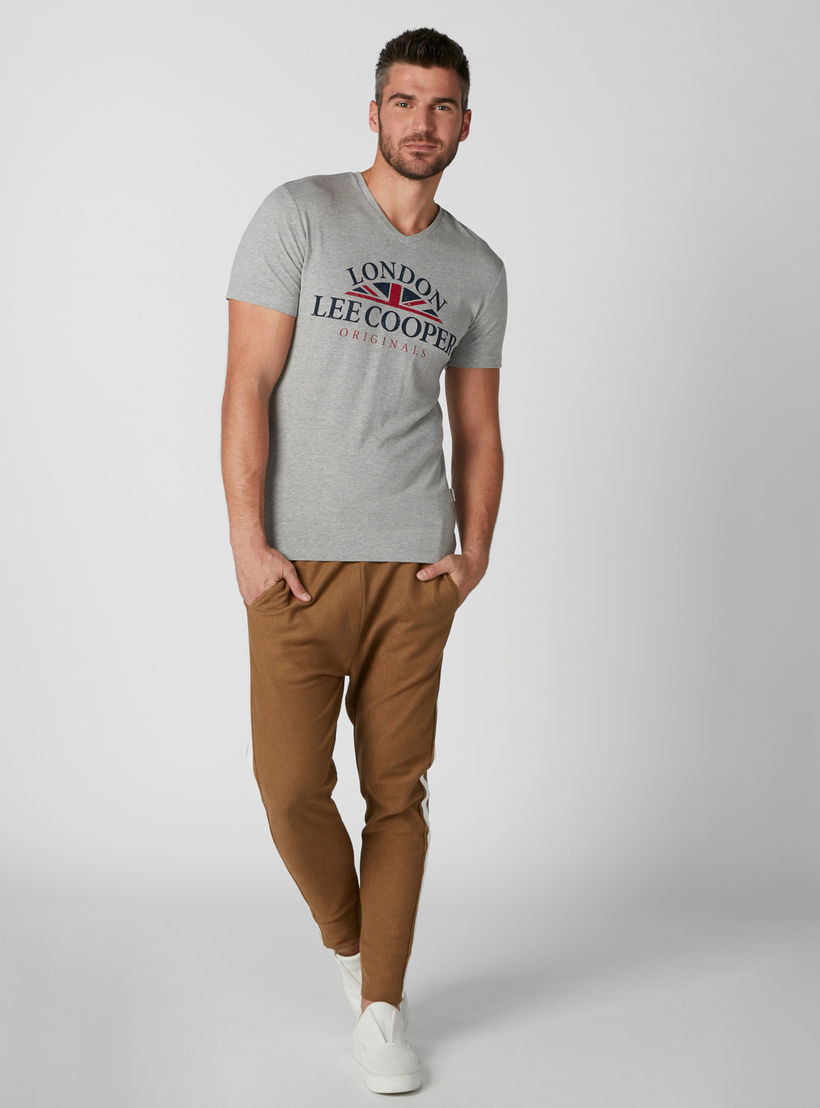 تيشيرت بياقة V وأكمام قصيرة وطبعات من لي كوبر-men-clothing-tshirtsandpolos-tshirts-image-3