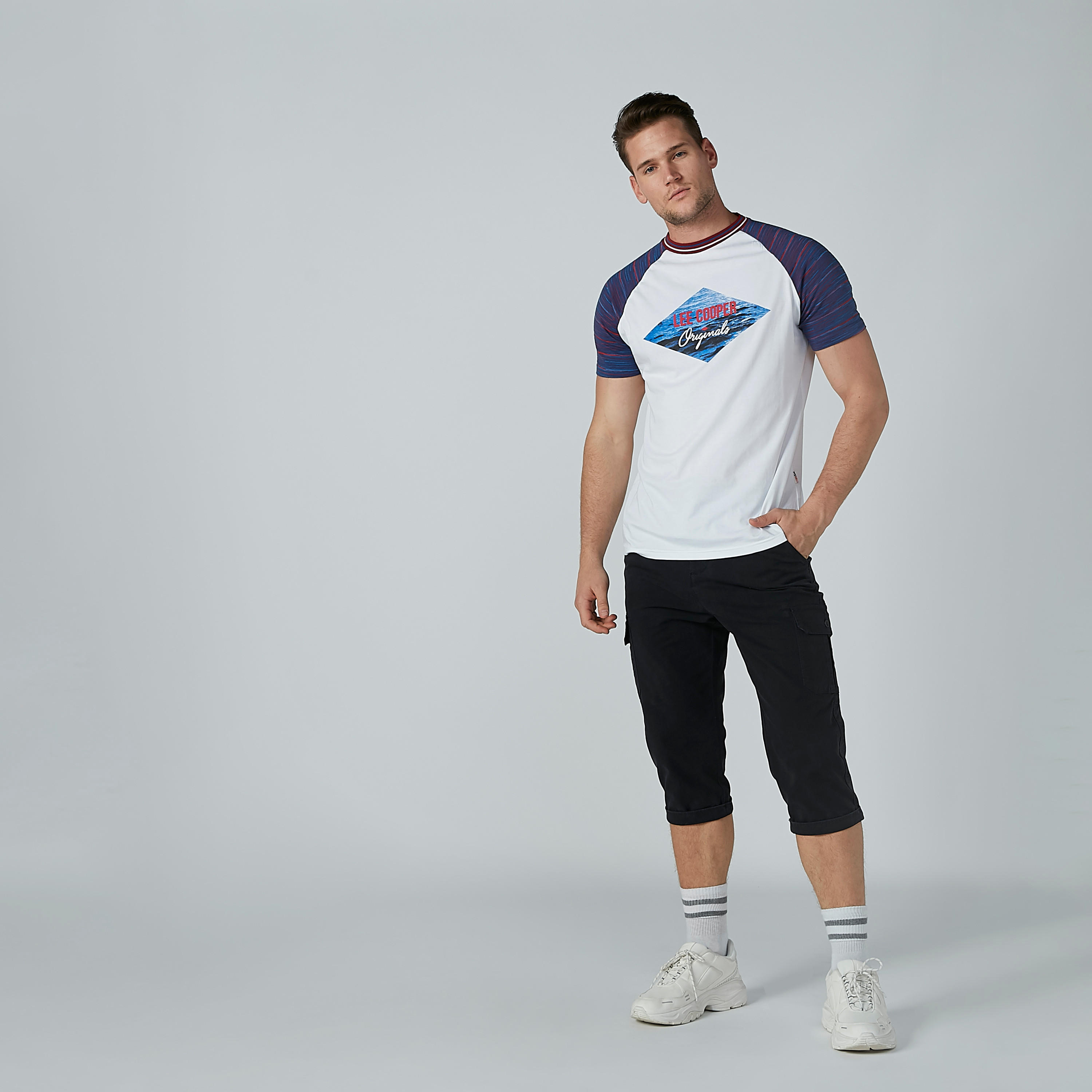 تيشيرت بياقة مستديرة وأكمام مغايرة وطبعات من لي كوبر-men-clothing-tshirtsandpolos-tshirts-image-2