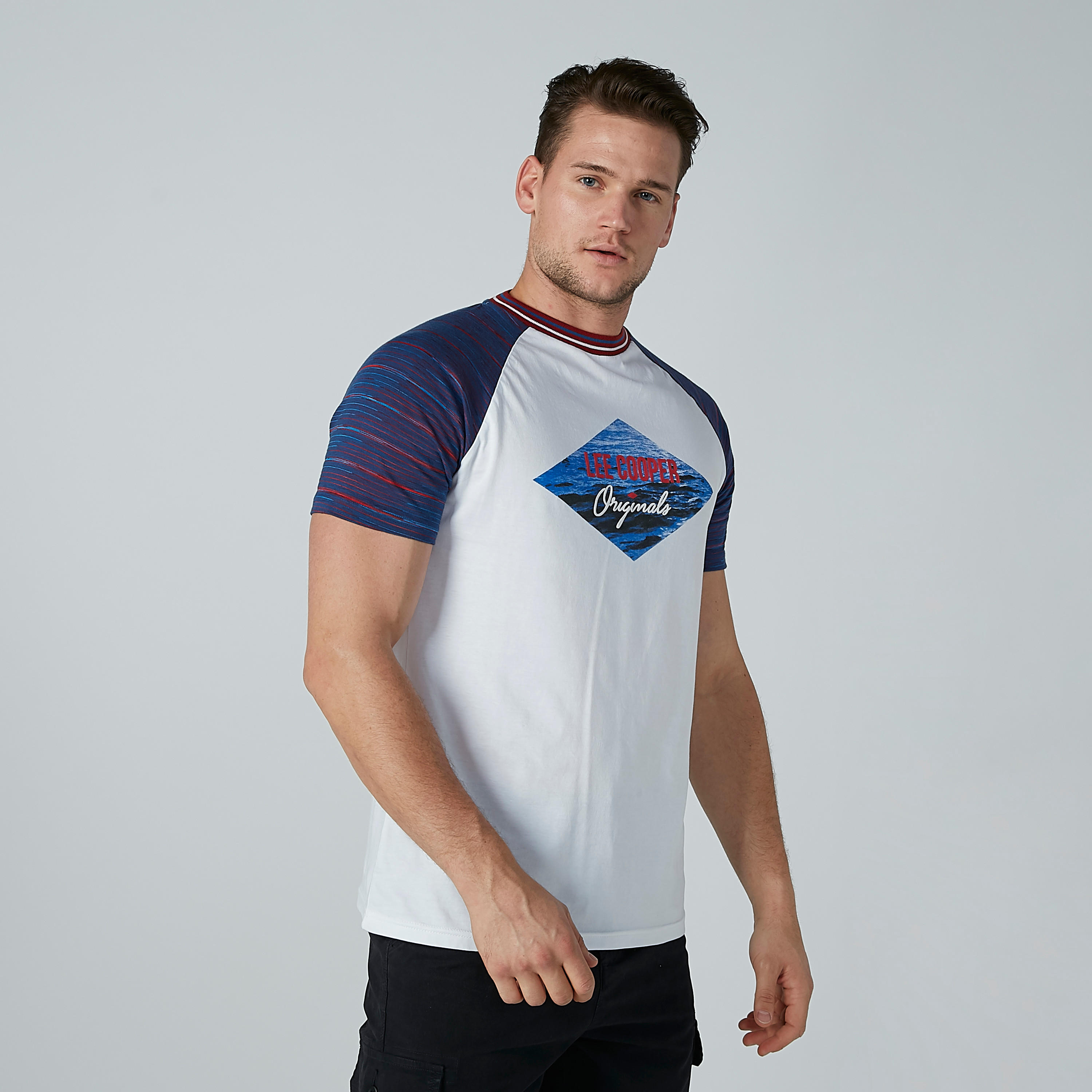 تيشيرت بياقة مستديرة وأكمام مغايرة وطبعات من لي كوبر-men-clothing-tshirtsandpolos-tshirts-image-4