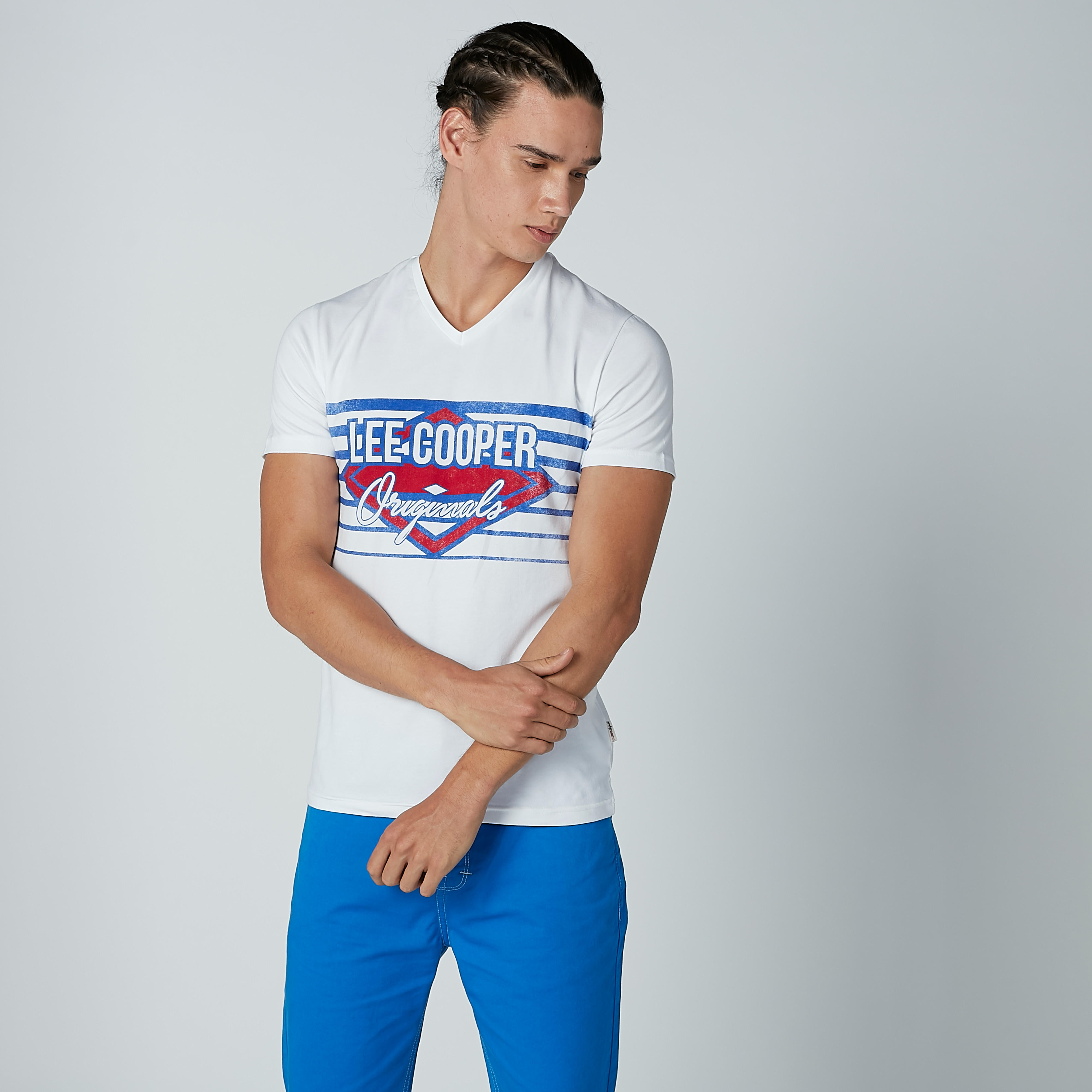 تيشيرت بياقة V وأكمام قصيرة وطبعات من لي كوبر-men-clothing-tshirtsandpolos-tshirts-image-1
