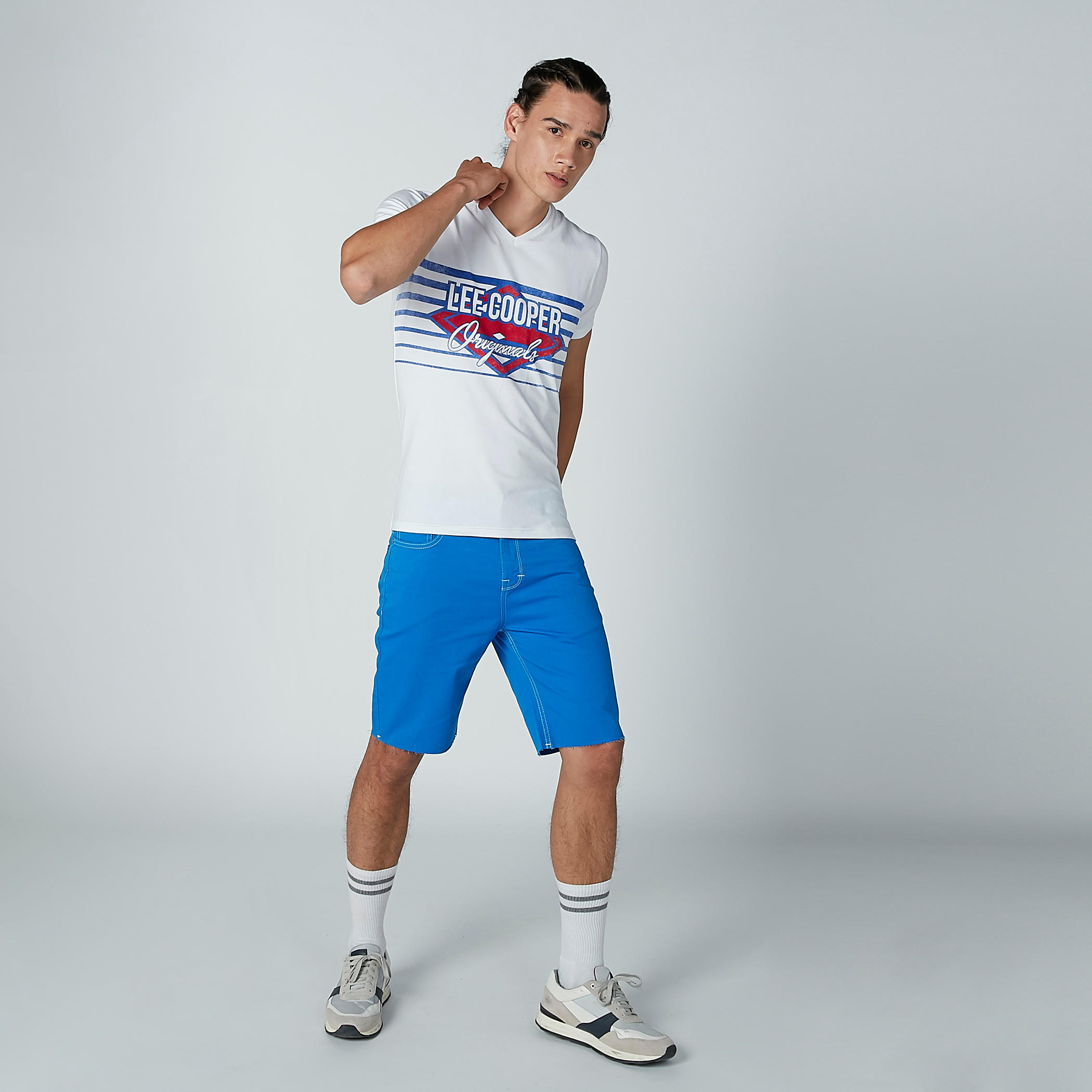 تيشيرت بياقة V وأكمام قصيرة وطبعات من لي كوبر-men-clothing-tshirtsandpolos-tshirts-image-2