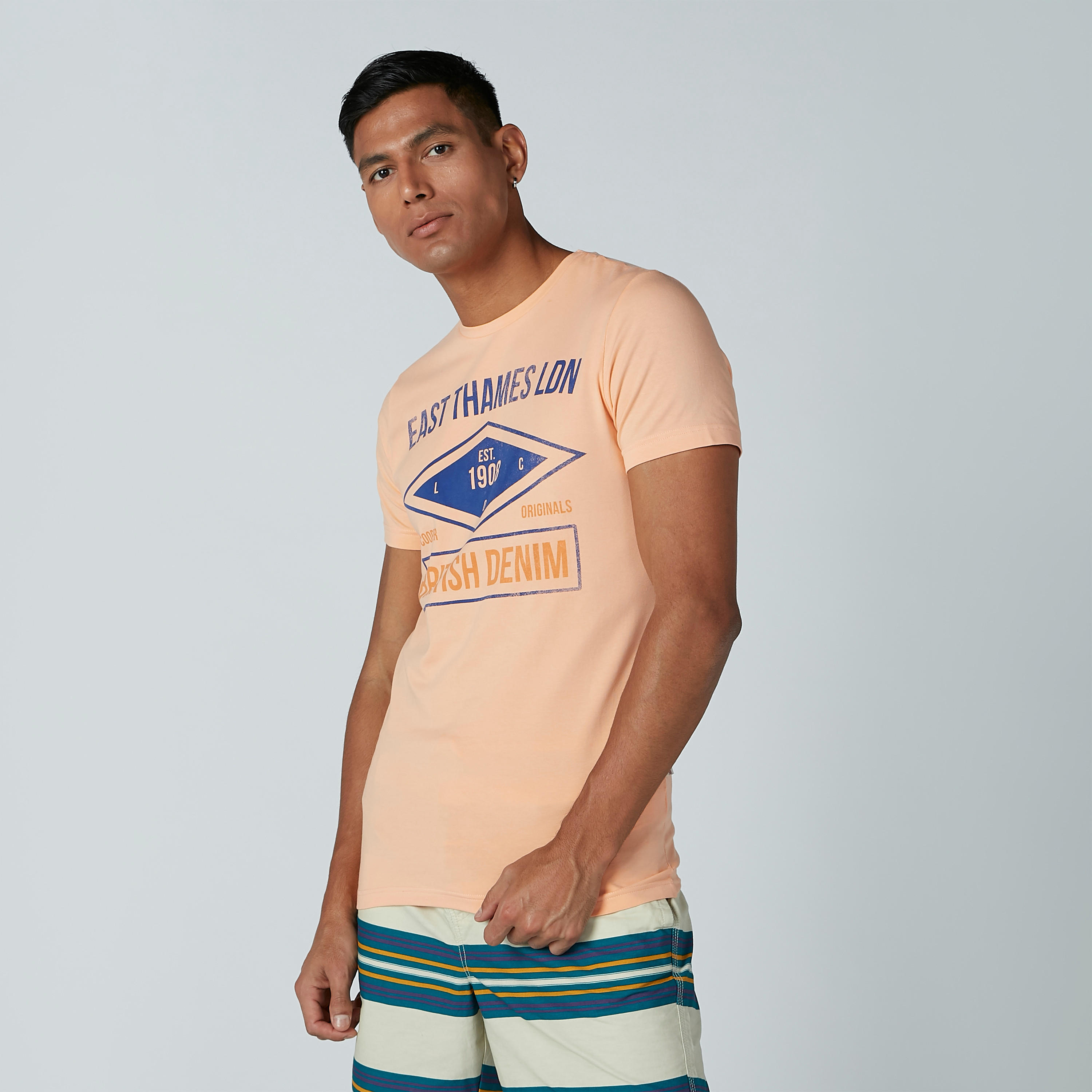 تيشيرت بأكمام قصيرة وياقة مستديرة وطبعات من لي كوبر-men-clothing-tshirtsandpolos-tshirts-image-2
