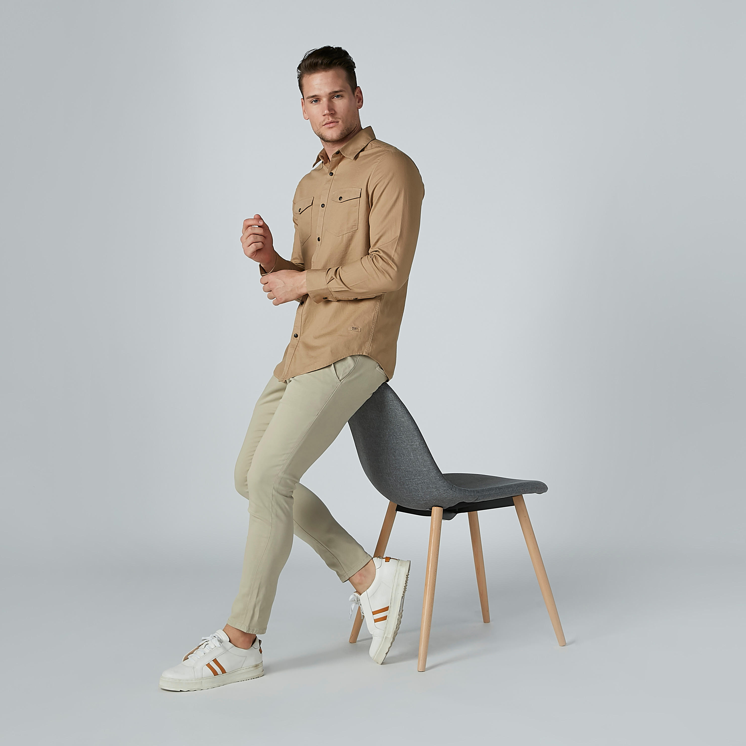 بنطال شينو سادة بجيوب من لي كوبر-men-clothing-bottoms-trousersandchinos-trousers-image-1