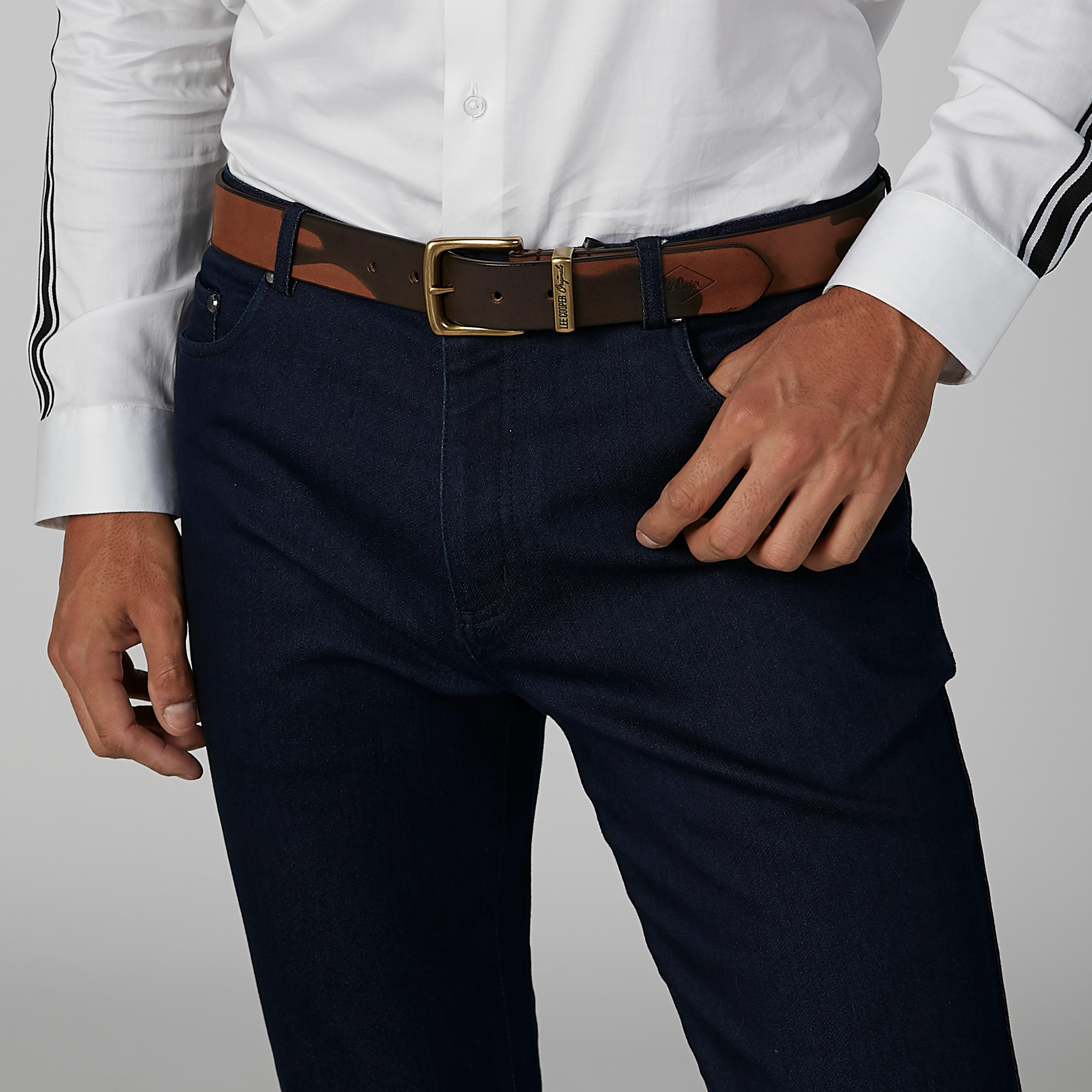 حزام بتفاصيل الشعار وإبزيم إغلاق من لي كوبر-men-beltsandwallets-belts-image-2