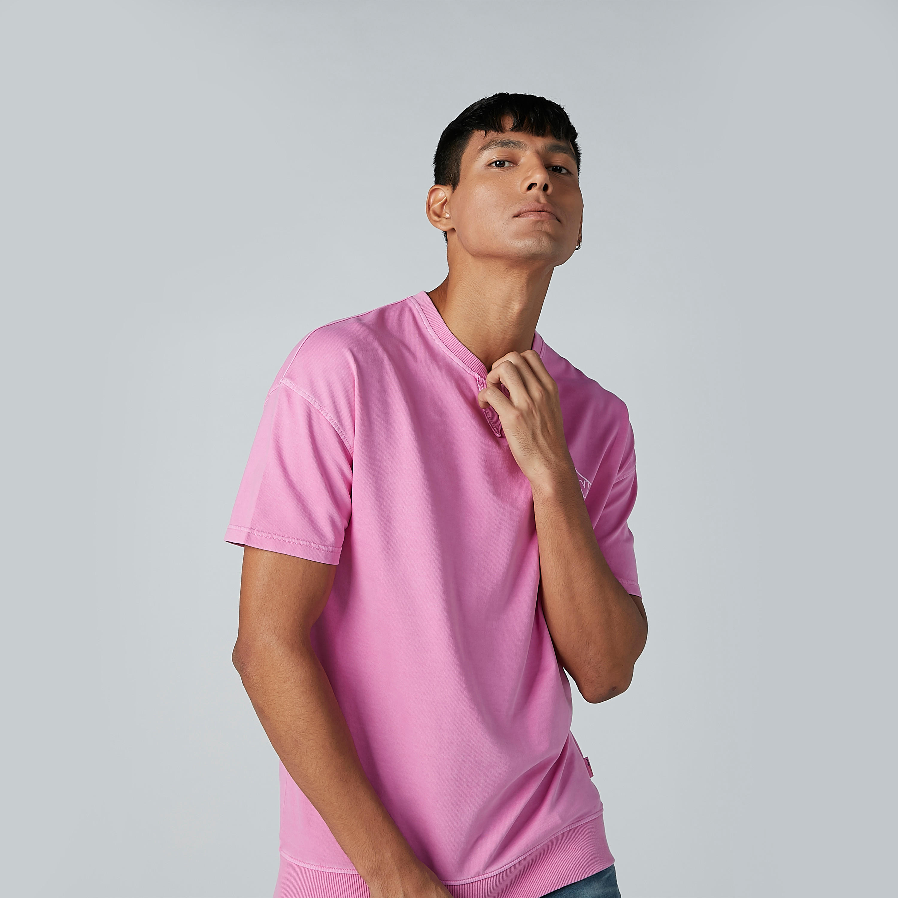 تيشيرت بياقة مستديرة وأكمام قصيرة وطبعات من لي كوبر-men-clothing-tshirtsandpolos-tshirts-image-2