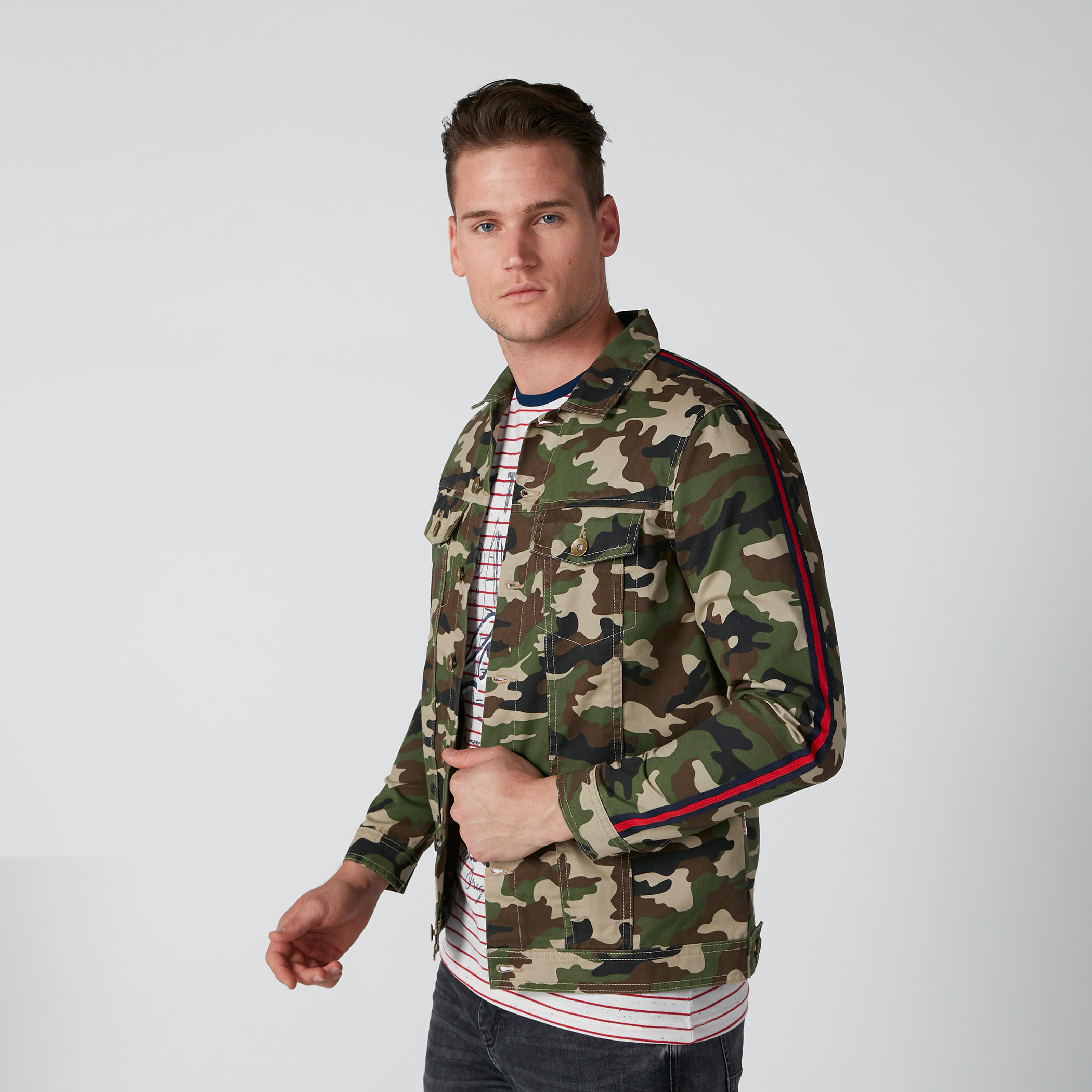 جاكيت دينم مستدامة بشريطة وطبعات مموّهة-men-clothing-jacketsandblazers-jackets-image-1