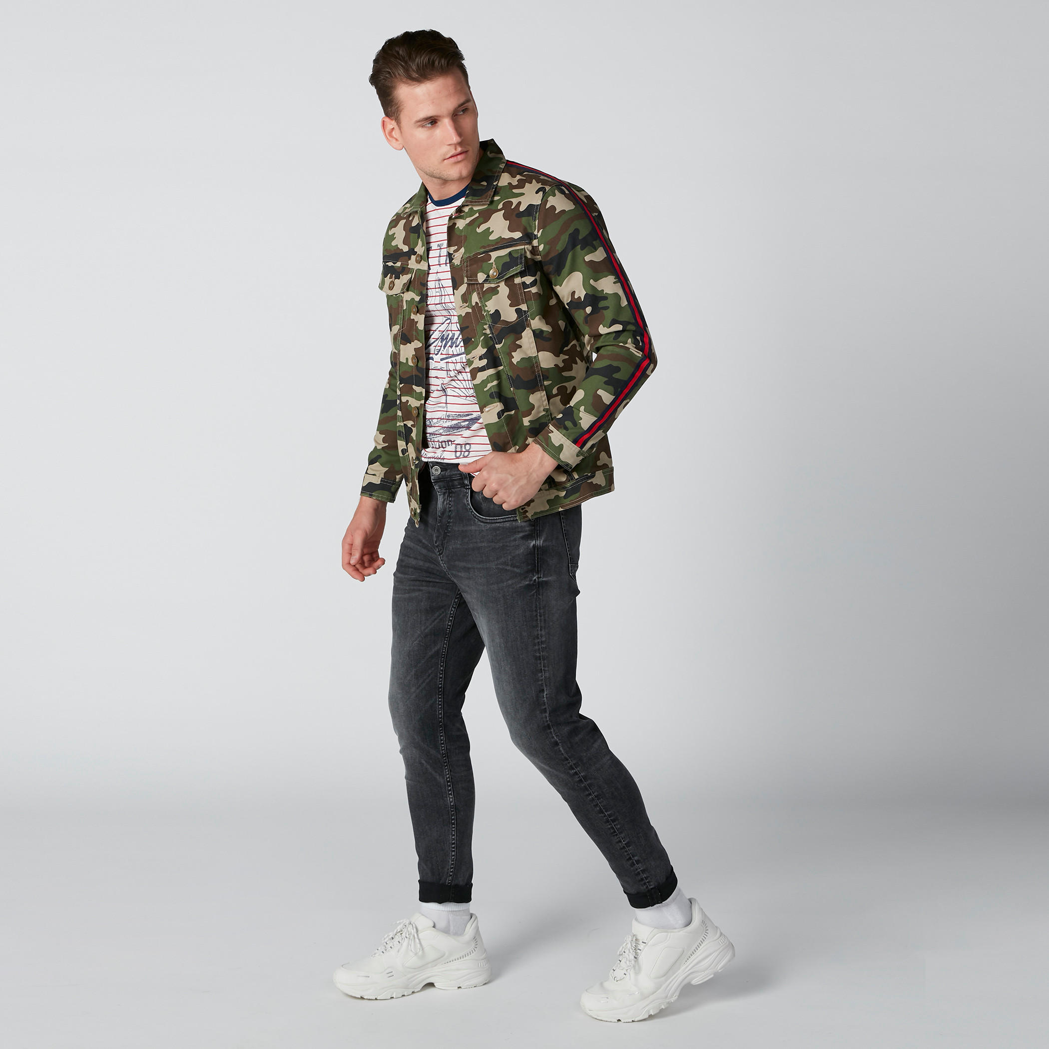جاكيت دينم مستدامة بشريطة وطبعات مموّهة-men-clothing-jacketsandblazers-jackets-image-2
