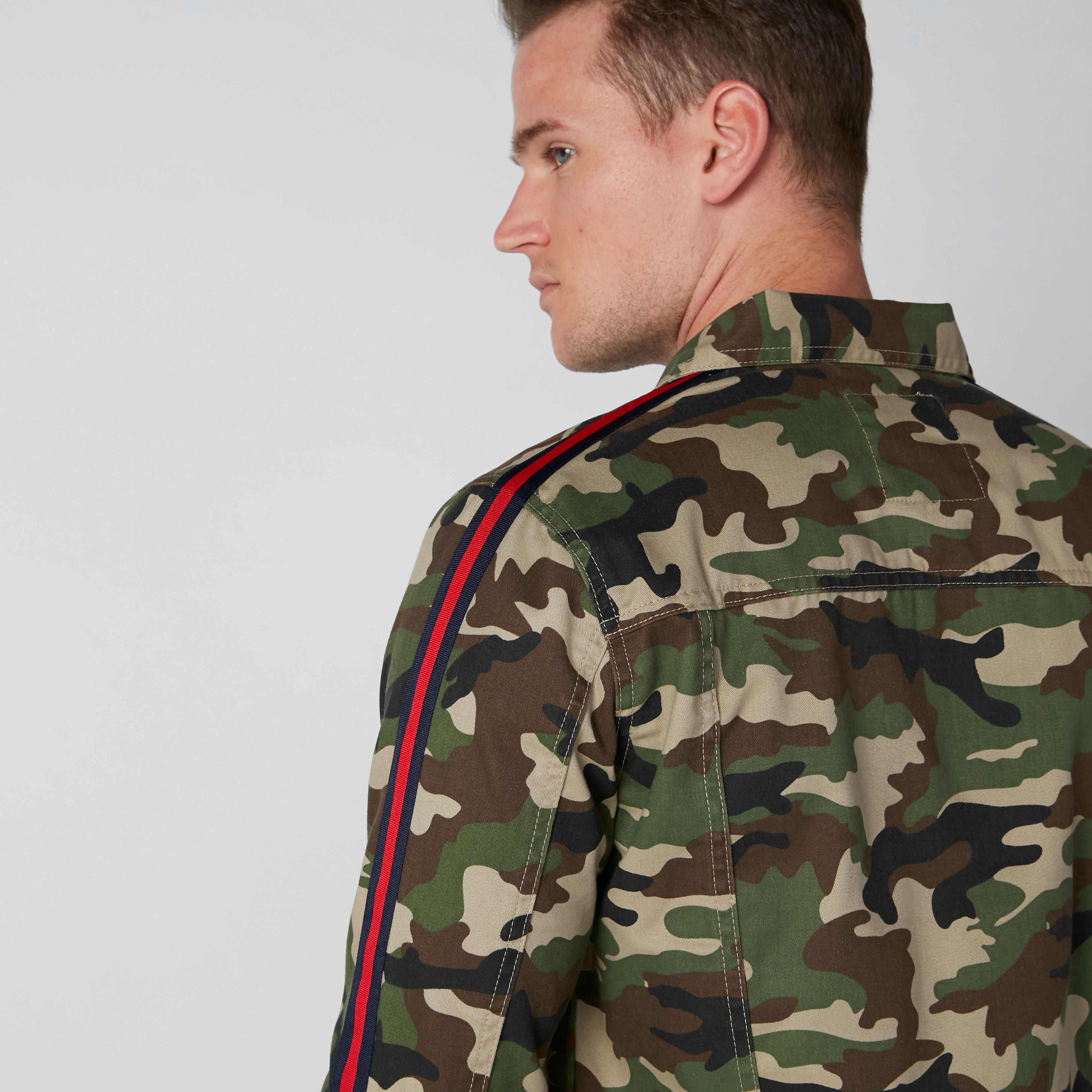 جاكيت دينم مستدامة بشريطة وطبعات مموّهة-men-clothing-jacketsandblazers-jackets-image-5