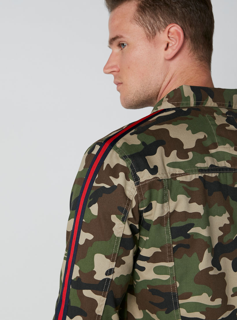 جاكيت دينم مستدامة بشريطة وطبعات مموّهة-men-clothing-jacketsandblazers-jackets-image-5