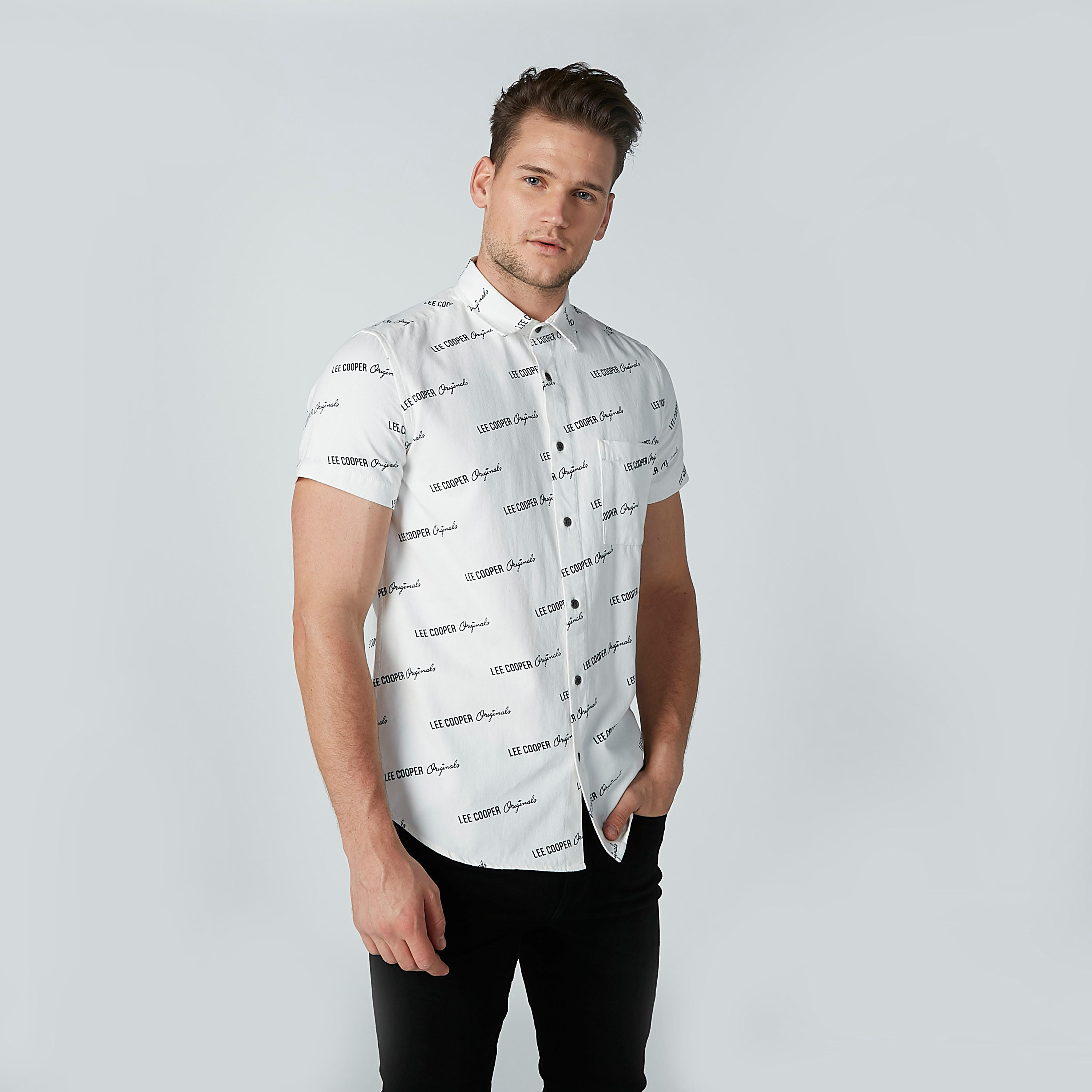 قميص بأكمام قصيرة وطبعات نصيّة من لي كوبر-men-clothing-shirts-image-1