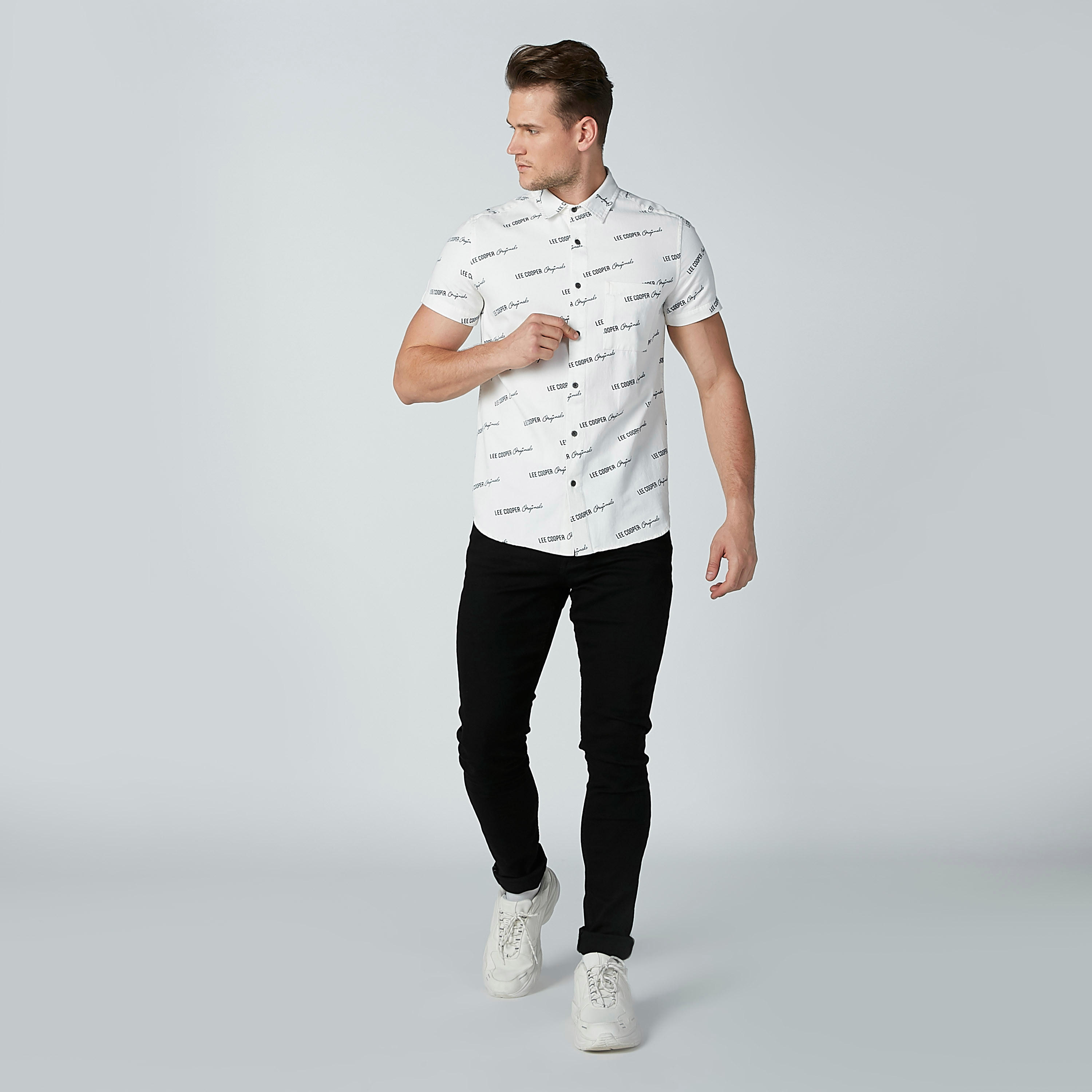 قميص بأكمام قصيرة وطبعات نصيّة من لي كوبر-men-clothing-shirts-image-2