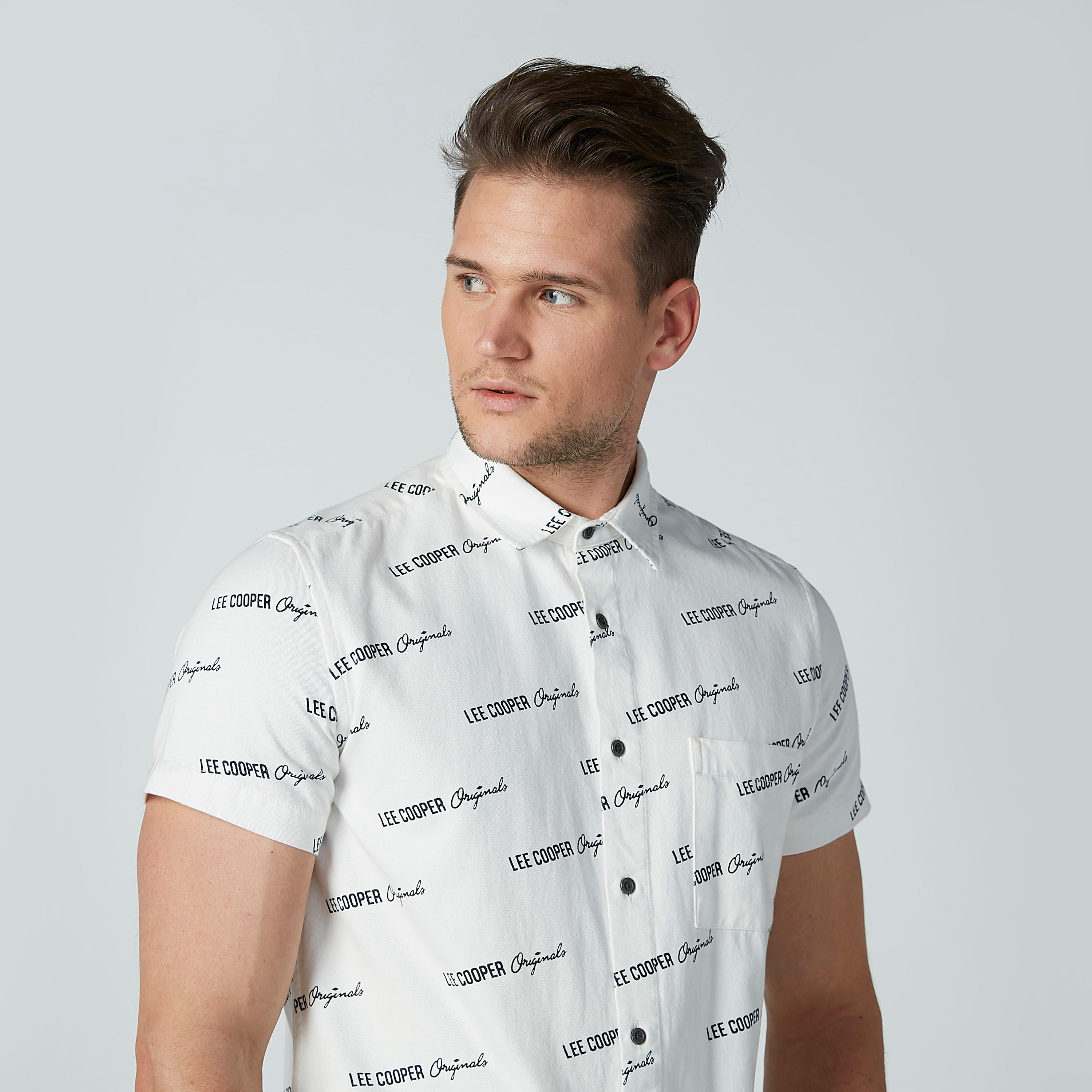 قميص بأكمام قصيرة وطبعات نصيّة من لي كوبر-men-clothing-shirts-image-3