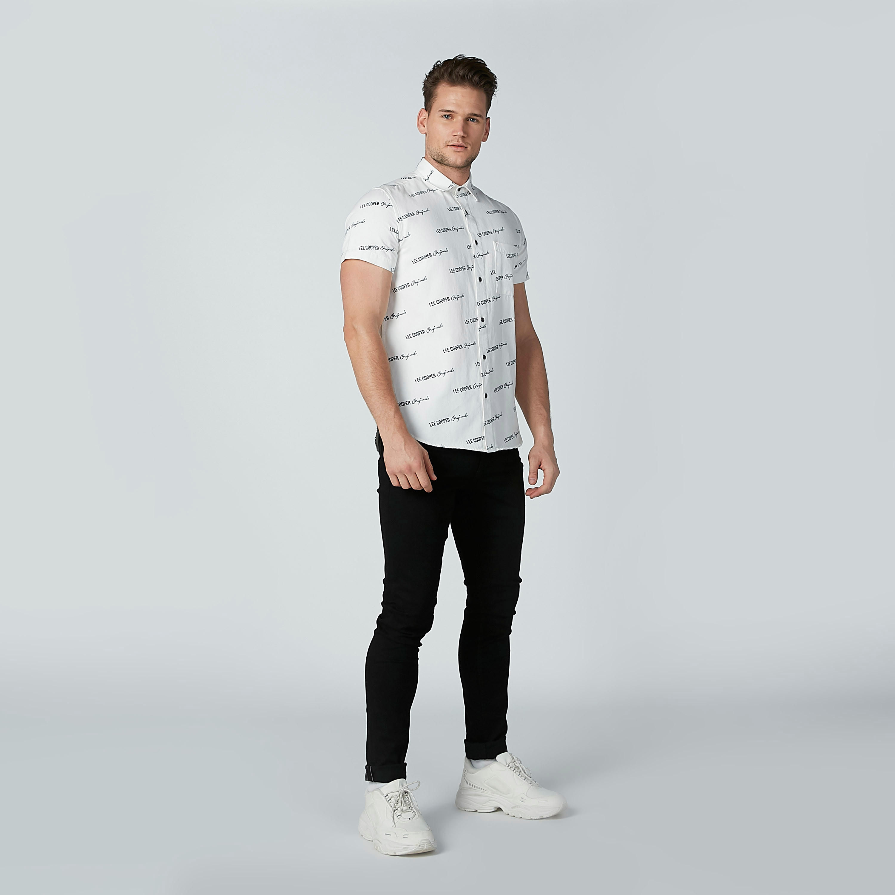 قميص بأكمام قصيرة وطبعات نصيّة من لي كوبر-men-clothing-shirts-image-4