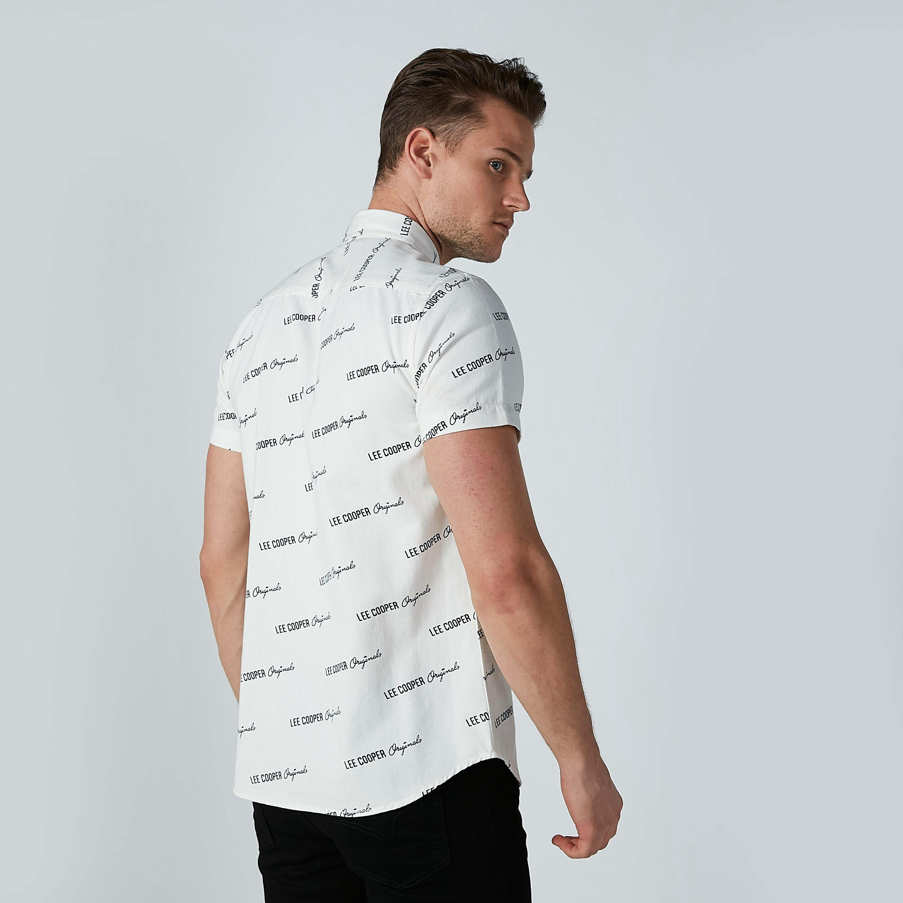 قميص بأكمام قصيرة وطبعات نصيّة من لي كوبر-men-clothing-shirts-image-5