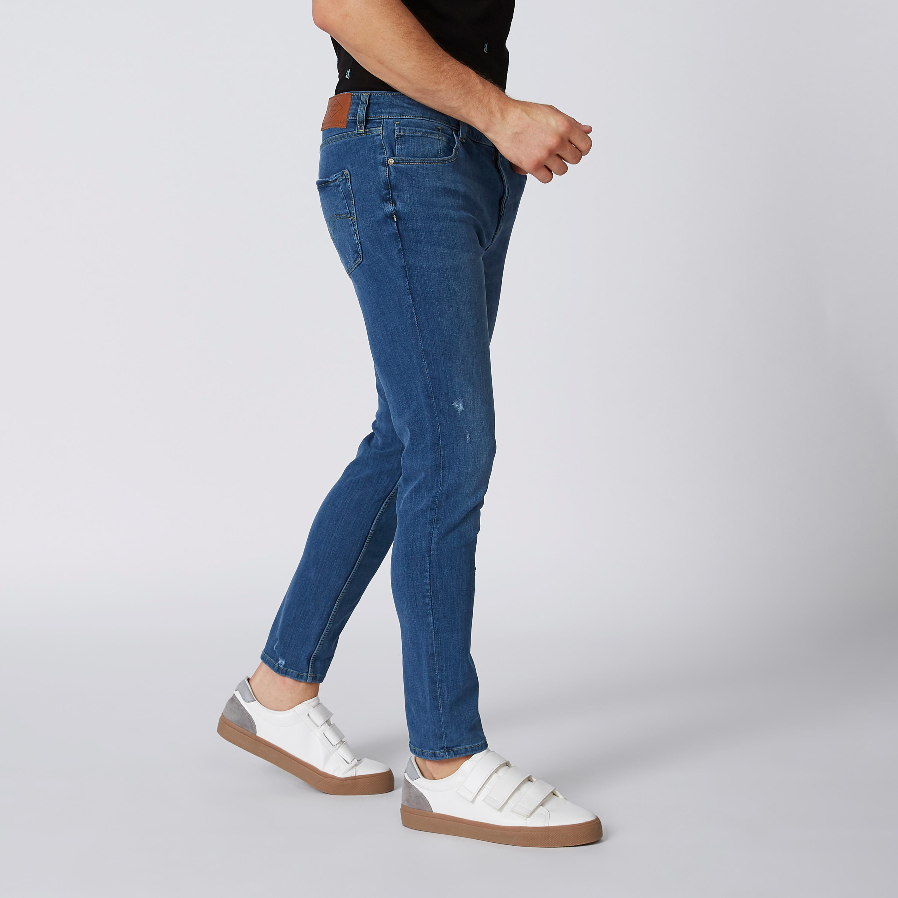 بنطال جينز طويل بقصّة سكيني وخصر متوسط الارتفاع وجيوب-men-clothing-bottoms-jeans-image-3