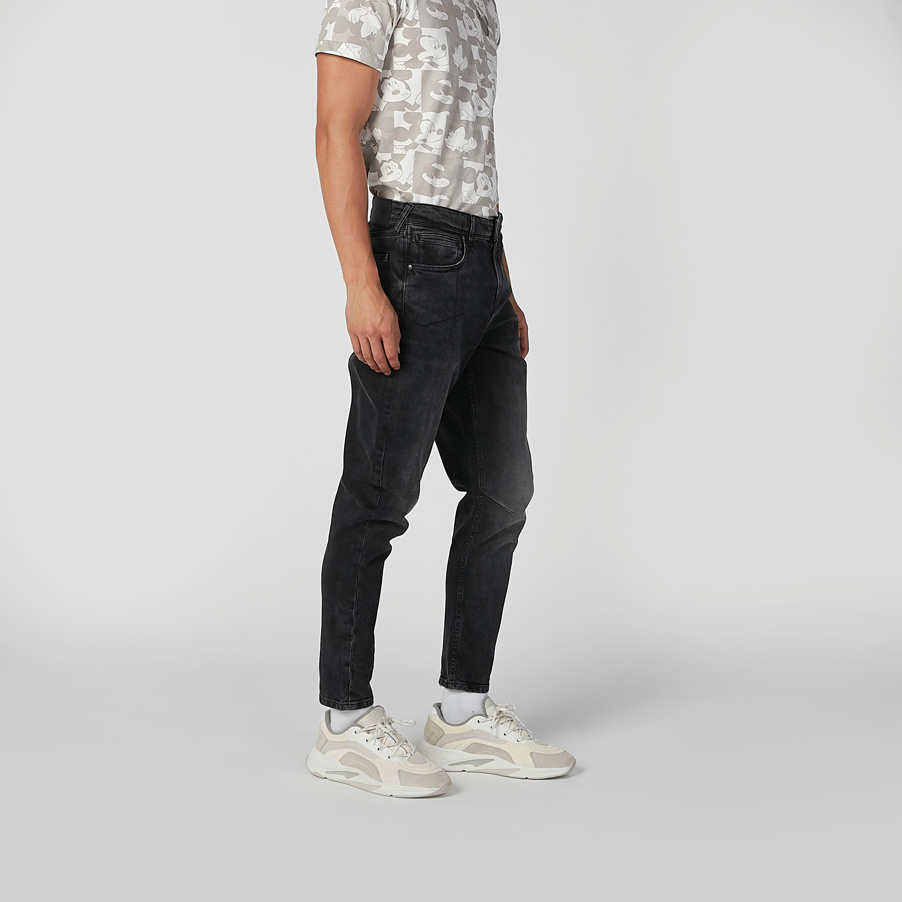 بنطلون جينز مستدام بخصر متوسط الارتفاع وجيوب-men-clothing-bottoms-jeans-image-3
