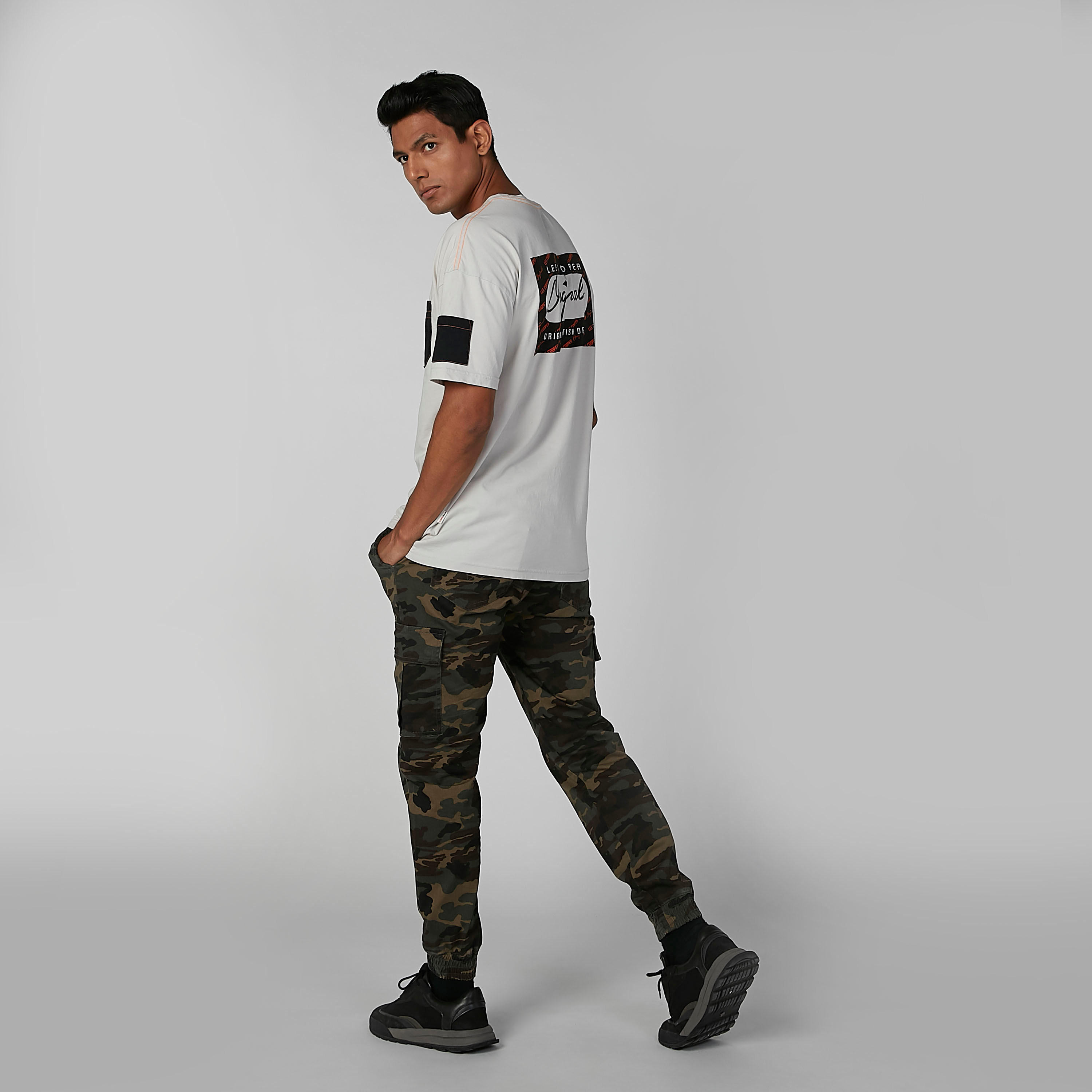 تيشيرت مستدام بياقة مستديرة وطبعات من لي كوبر -men-clothing-tshirtsandpolos-tshirts-image-1