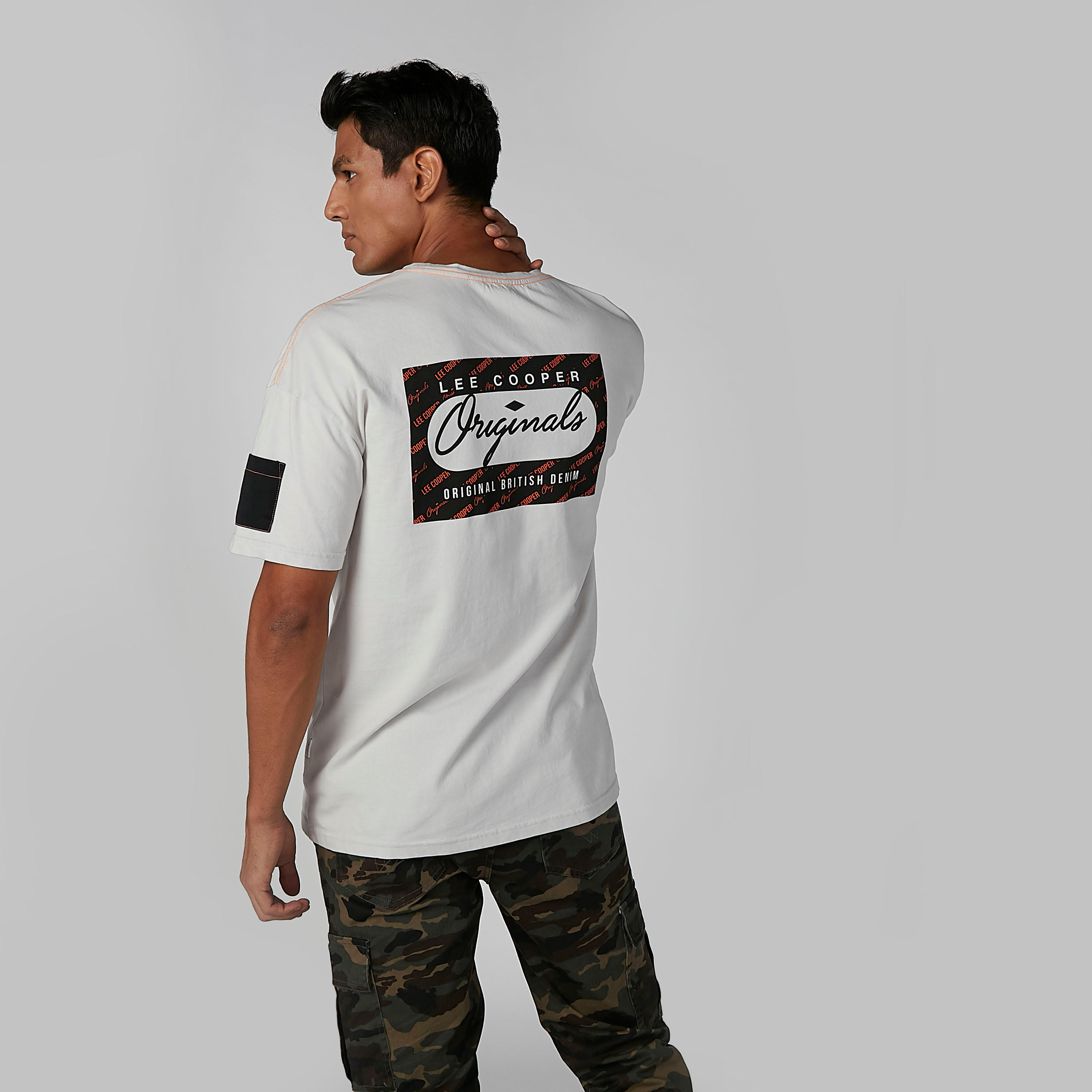 تيشيرت مستدام بياقة مستديرة وطبعات من لي كوبر -men-clothing-tshirtsandpolos-tshirts-image-4