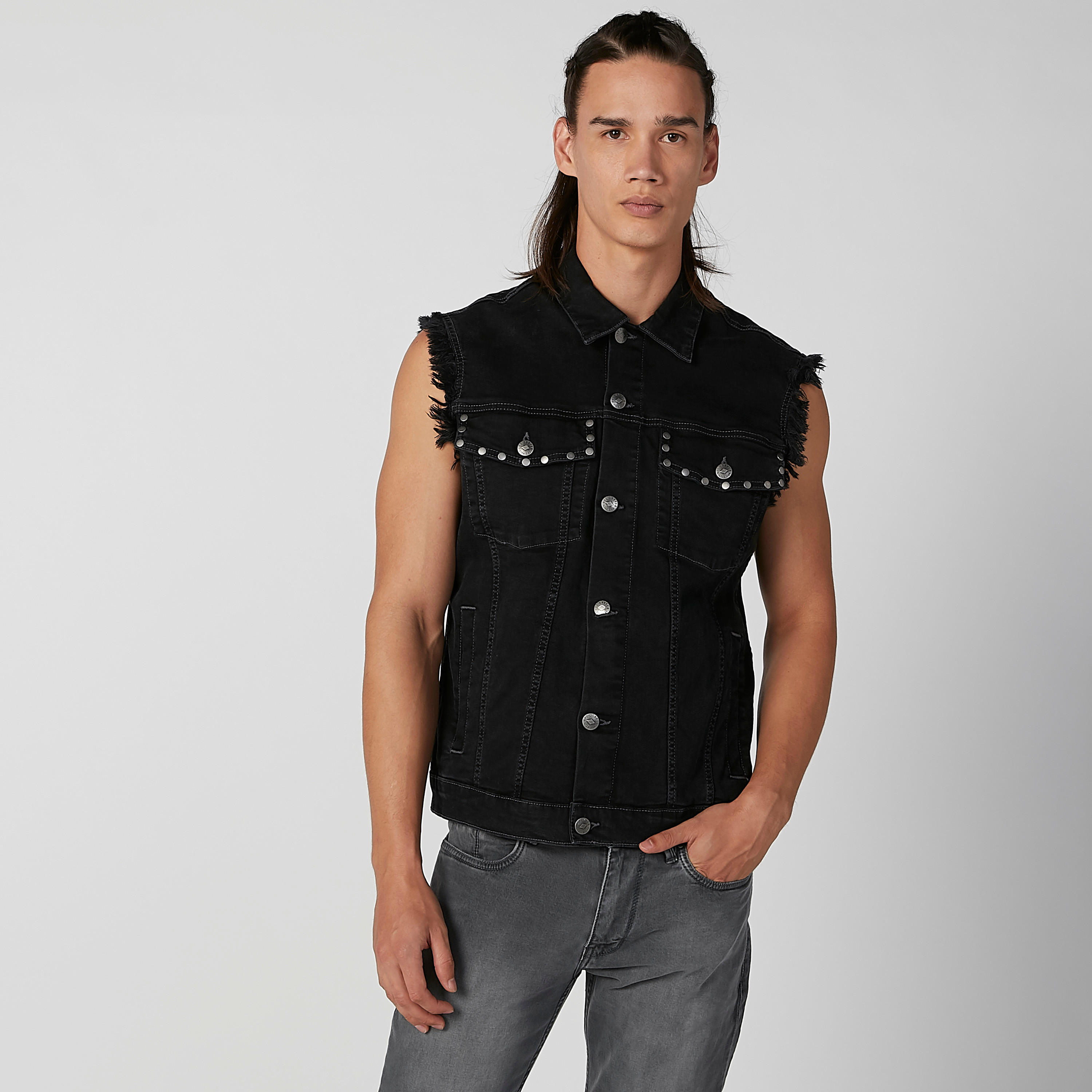 جاكيت دينم مستدام مزيّن دون أكمام بجيوب -men-clothing-jacketsandblazers-jackets-image-1