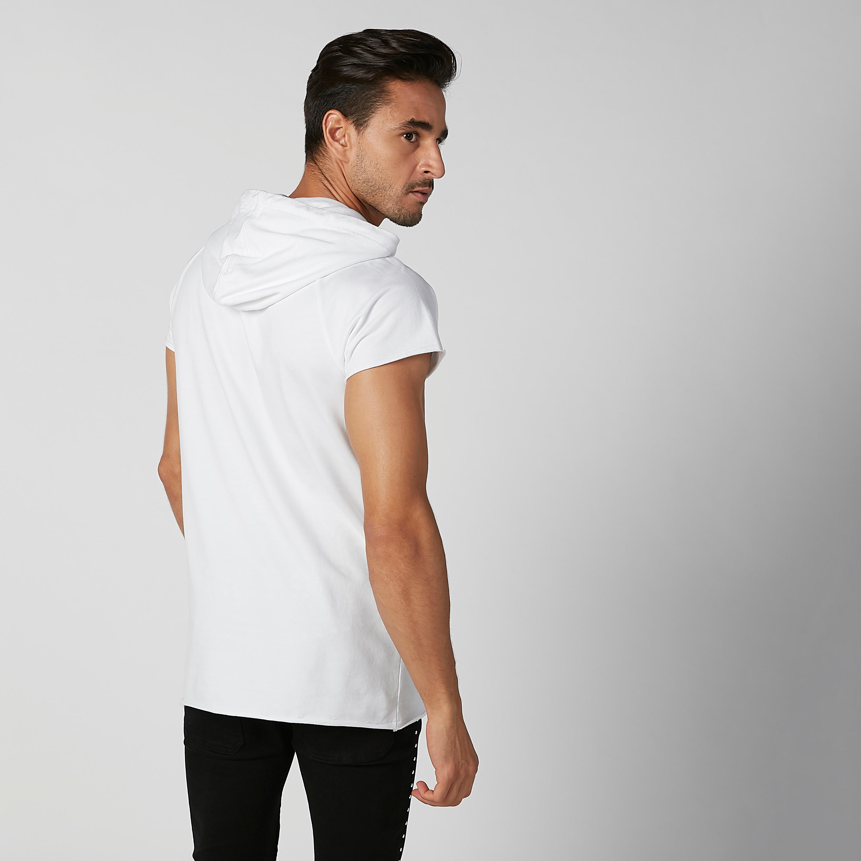 تيشيرت مستدام مزيّن بقبّعة وأكمام مغايرة -men-clothing-tshirtsandpolos-tshirts-image-3