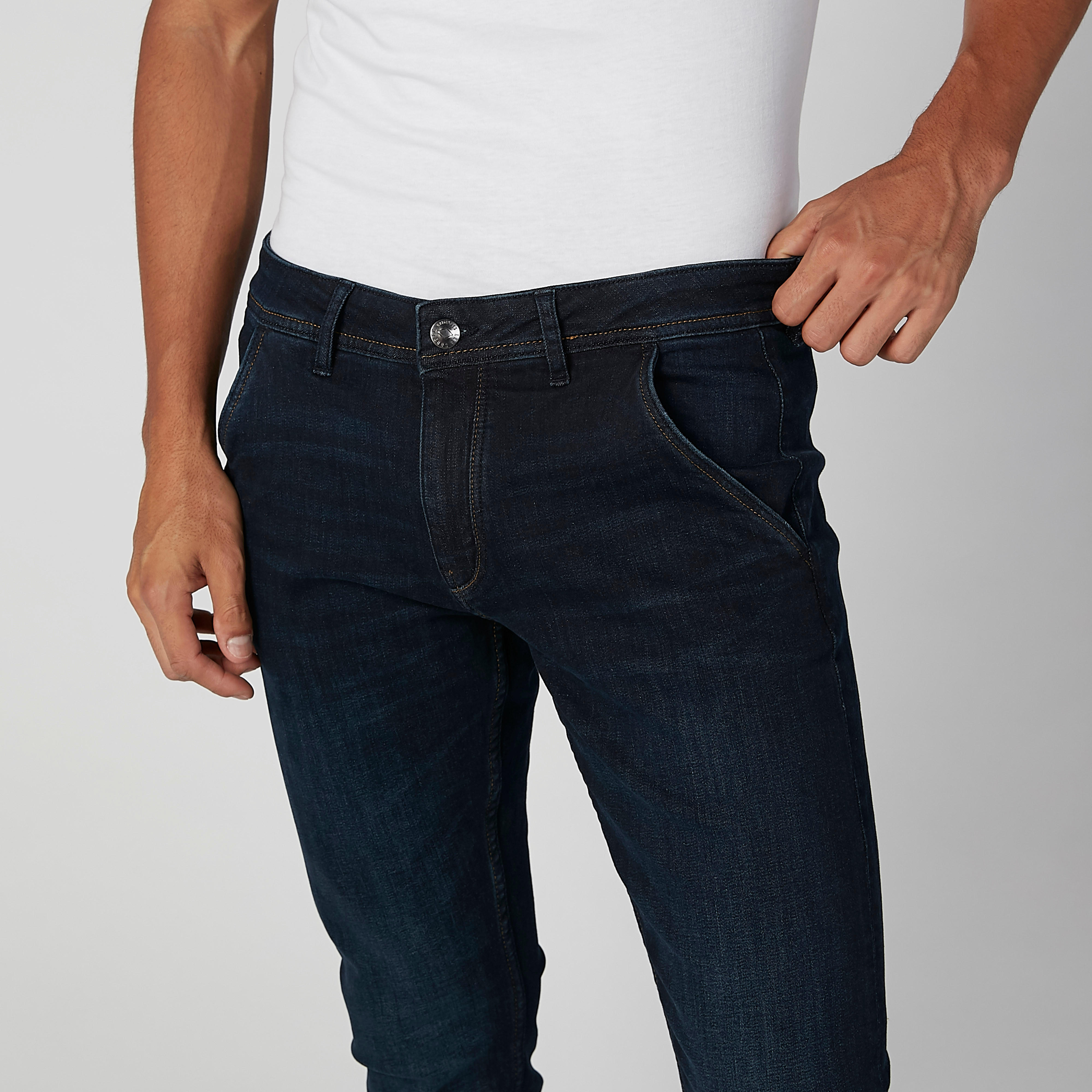 بنطلون جينز مستدام سادة بخصر متوسط الارتفاع وجيوب-men-clothing-bottoms-jeans-image-4