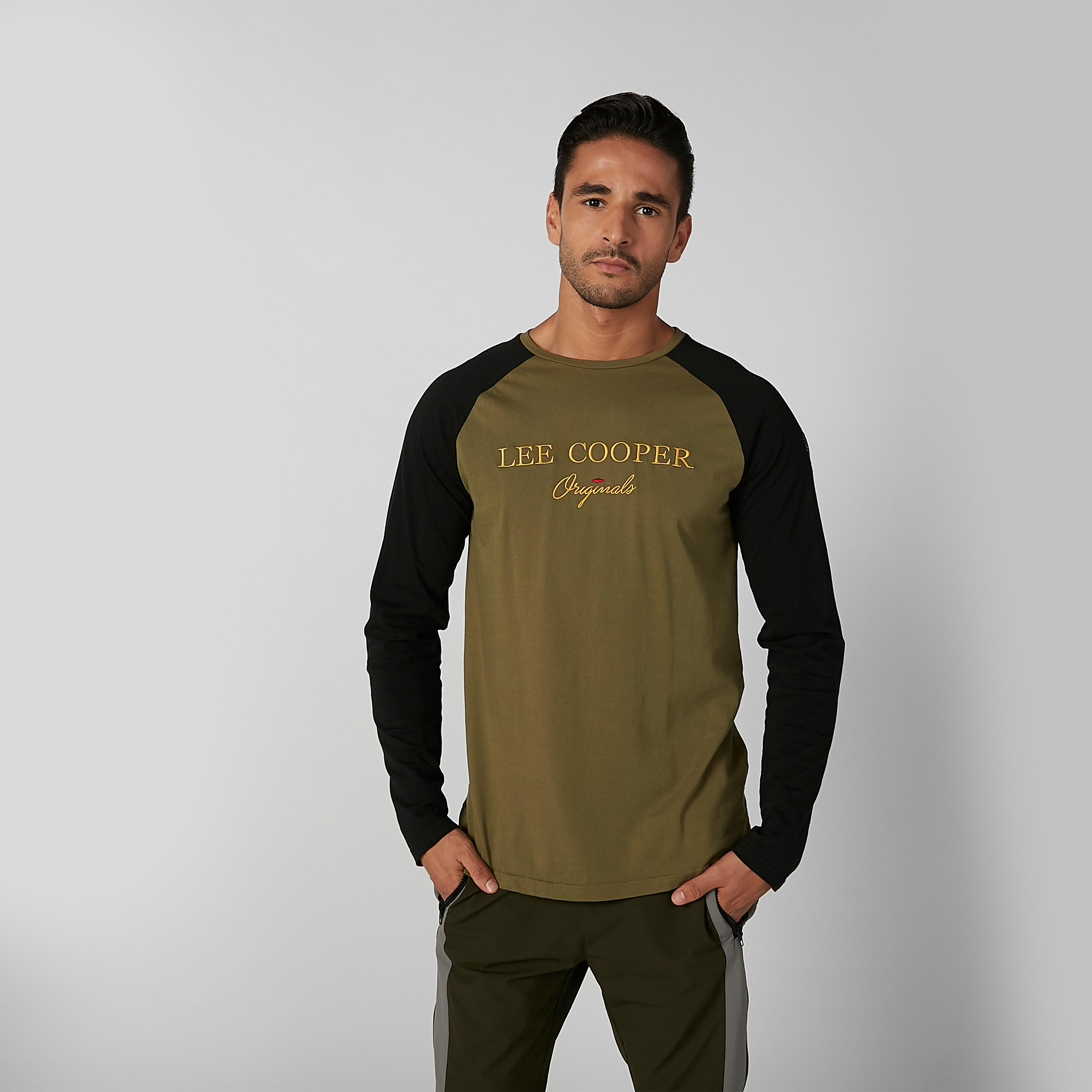 تيشيرت مطرز بياقة ضيقة وأكمام مغايرة من لي كوبر-men-clothing-tshirtsandpolos-tshirts-image-1