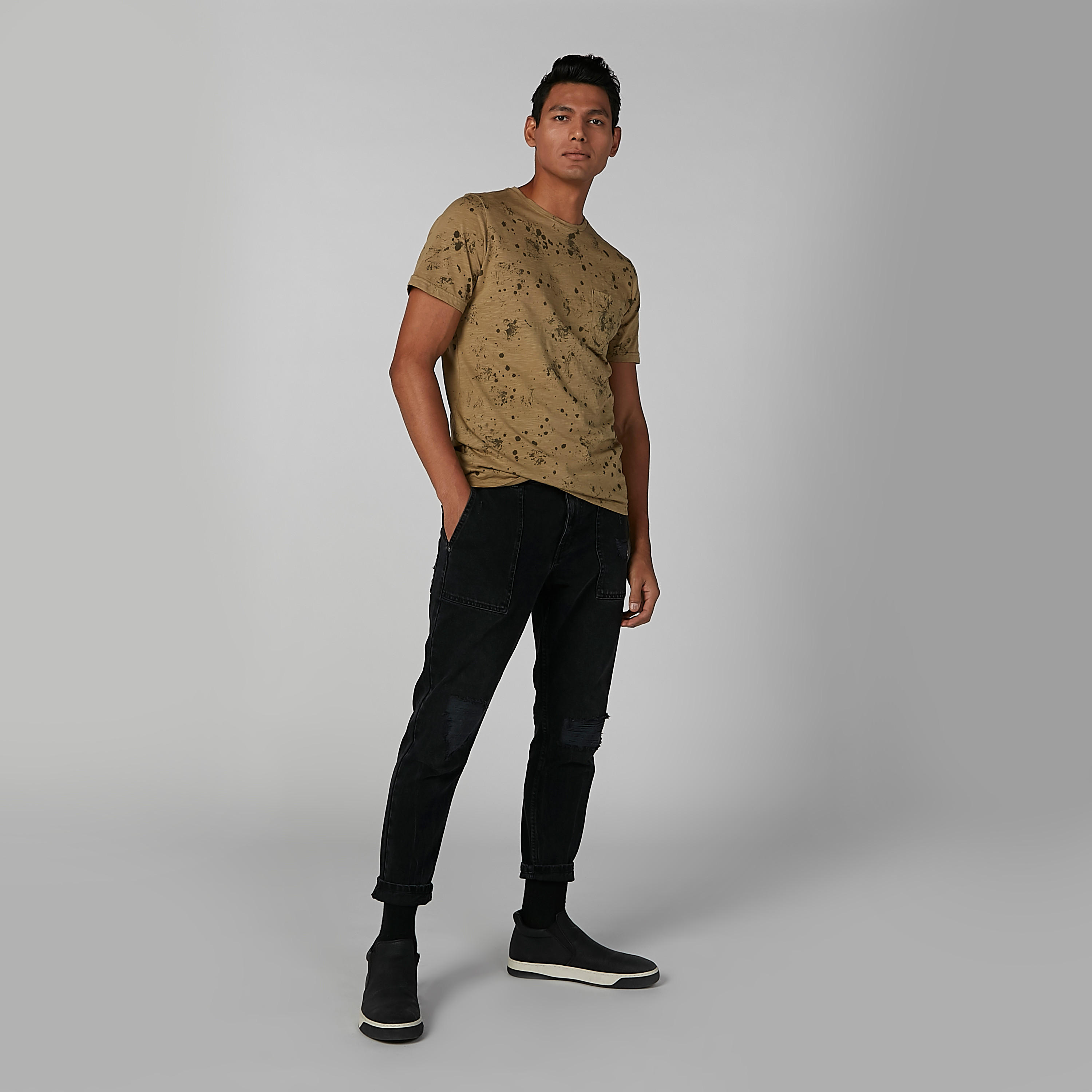 تيشيرت بياقة ضيقة وأكمام قصيرة وطبعات-men-clothing-tshirtsandpolos-tshirts-image-4