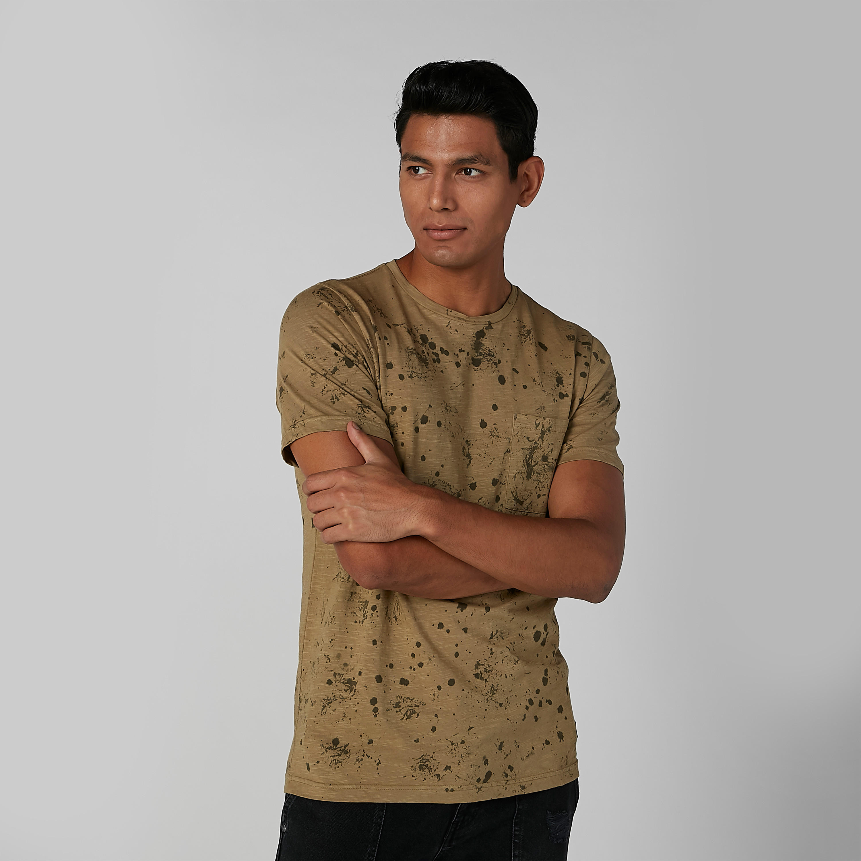تيشيرت بياقة ضيقة وأكمام قصيرة وطبعات-men-clothing-tshirtsandpolos-tshirts-image-3