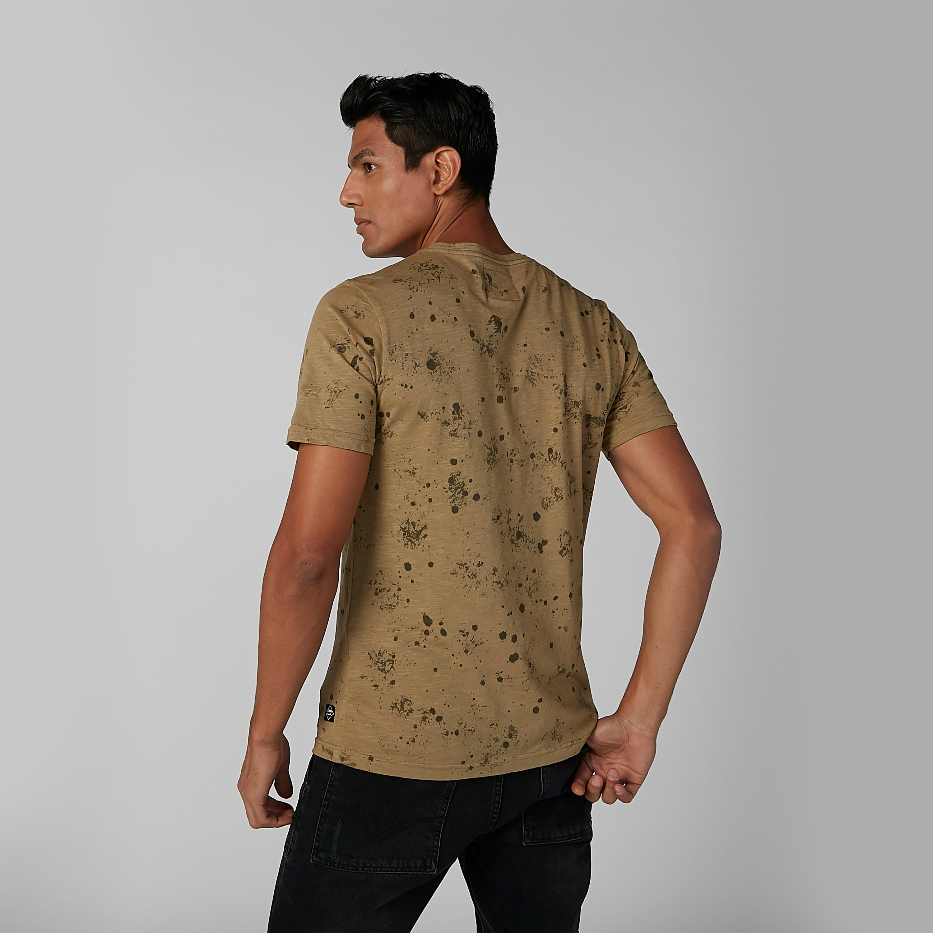 تيشيرت بياقة ضيقة وأكمام قصيرة وطبعات-men-clothing-tshirtsandpolos-tshirts-image-2
