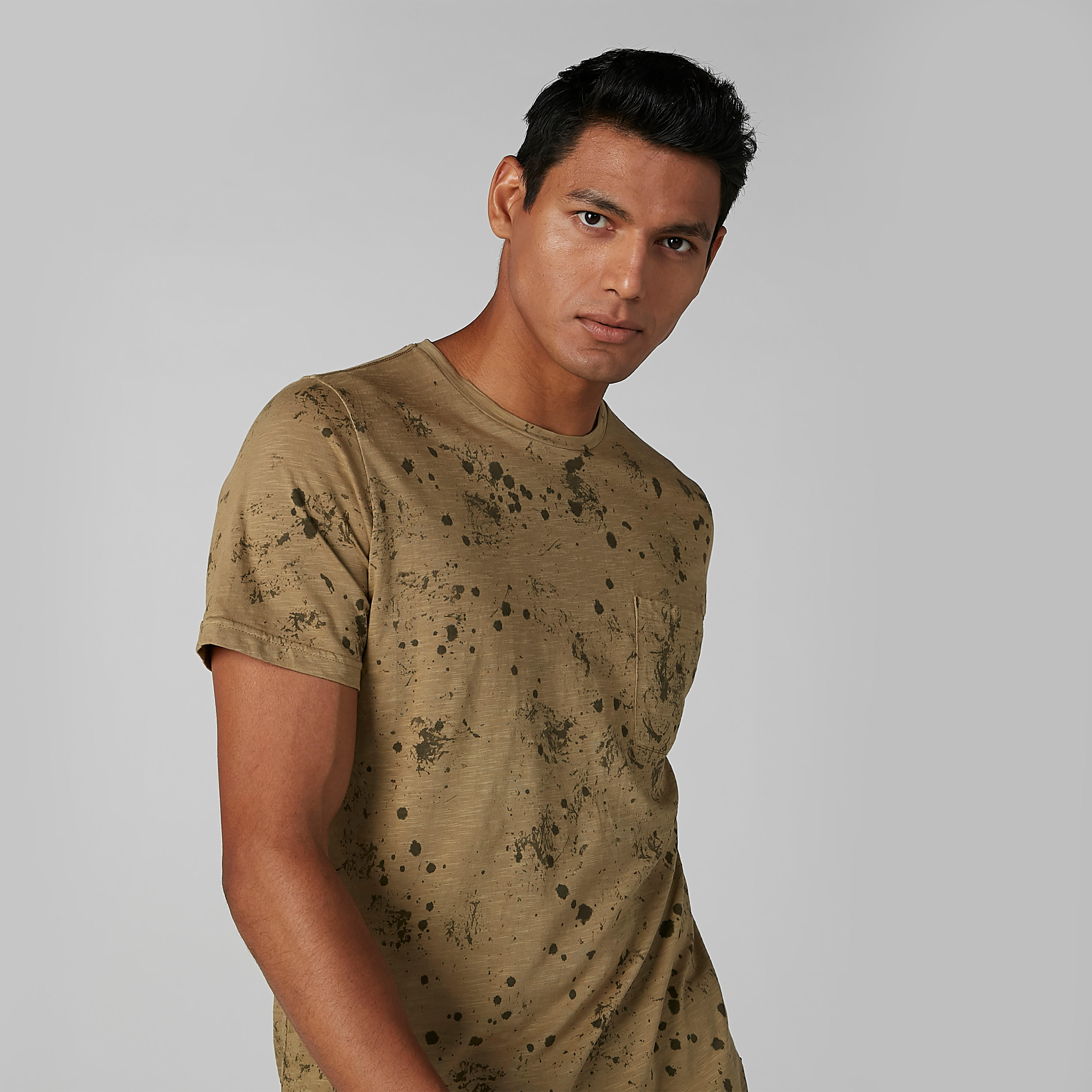 تيشيرت بياقة ضيقة وأكمام قصيرة وطبعات-men-clothing-tshirtsandpolos-tshirts-image-1